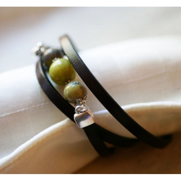 Leather and pearls bracelet Olivine triple turns to personalize 