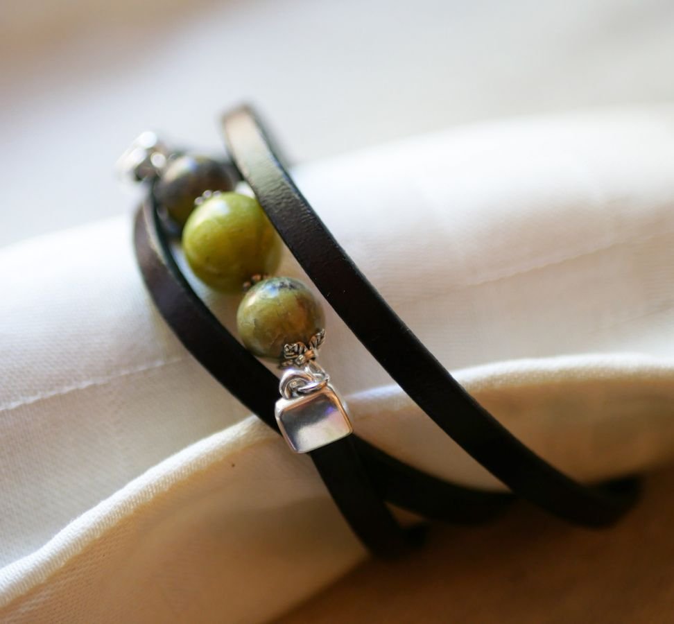 Leather and pearls bracelet Olivine triple turns to personalize 