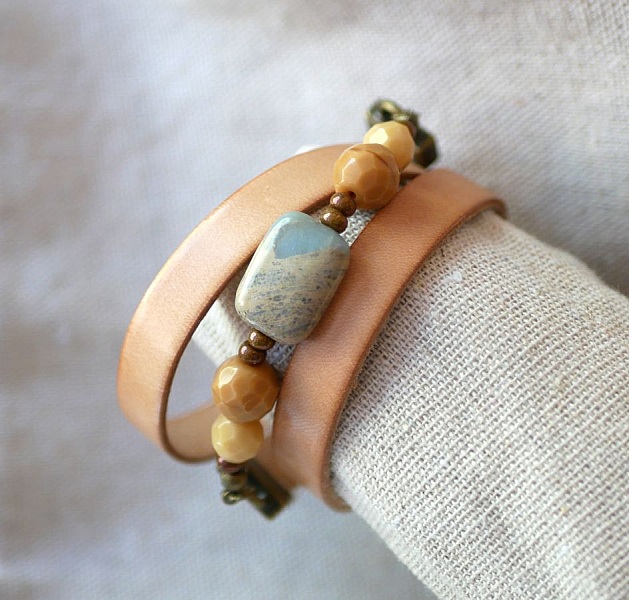 Bracelet en cuir personnalisable avec perles et pierre naturelle.