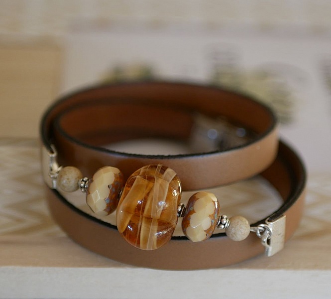 Bracelet triple tour en cuir avec perles lampwork caramel.