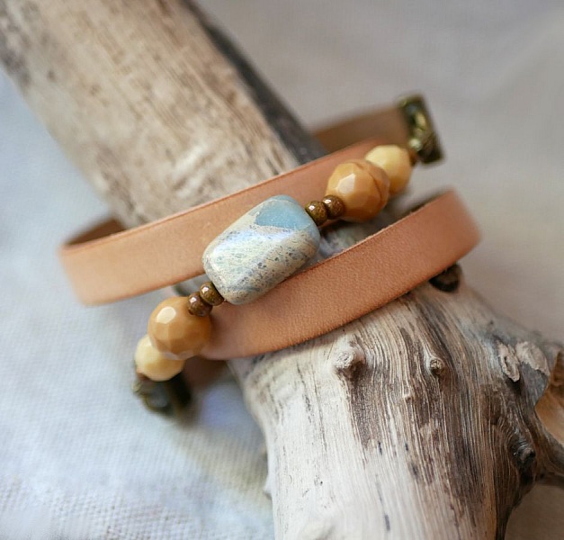 Bracelet en cuir personnalisable avec perles en pierre naturelle.
