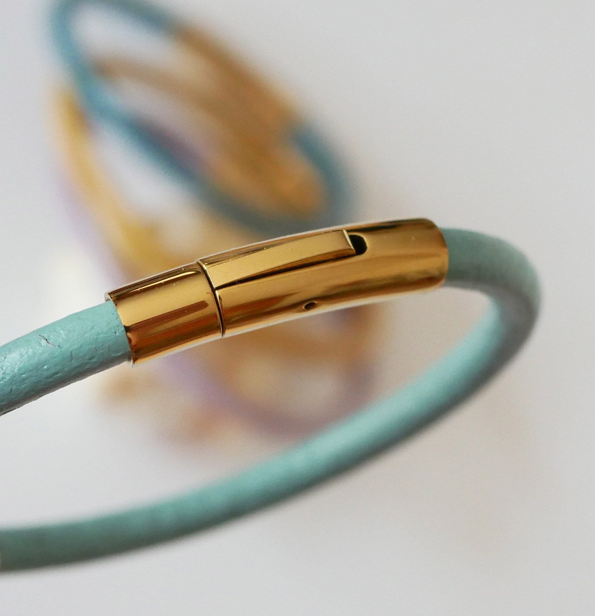 Women's round leather bracelet with gold bayonet clasp