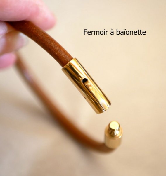 Women's round leather bracelet with gold bayonet clasp