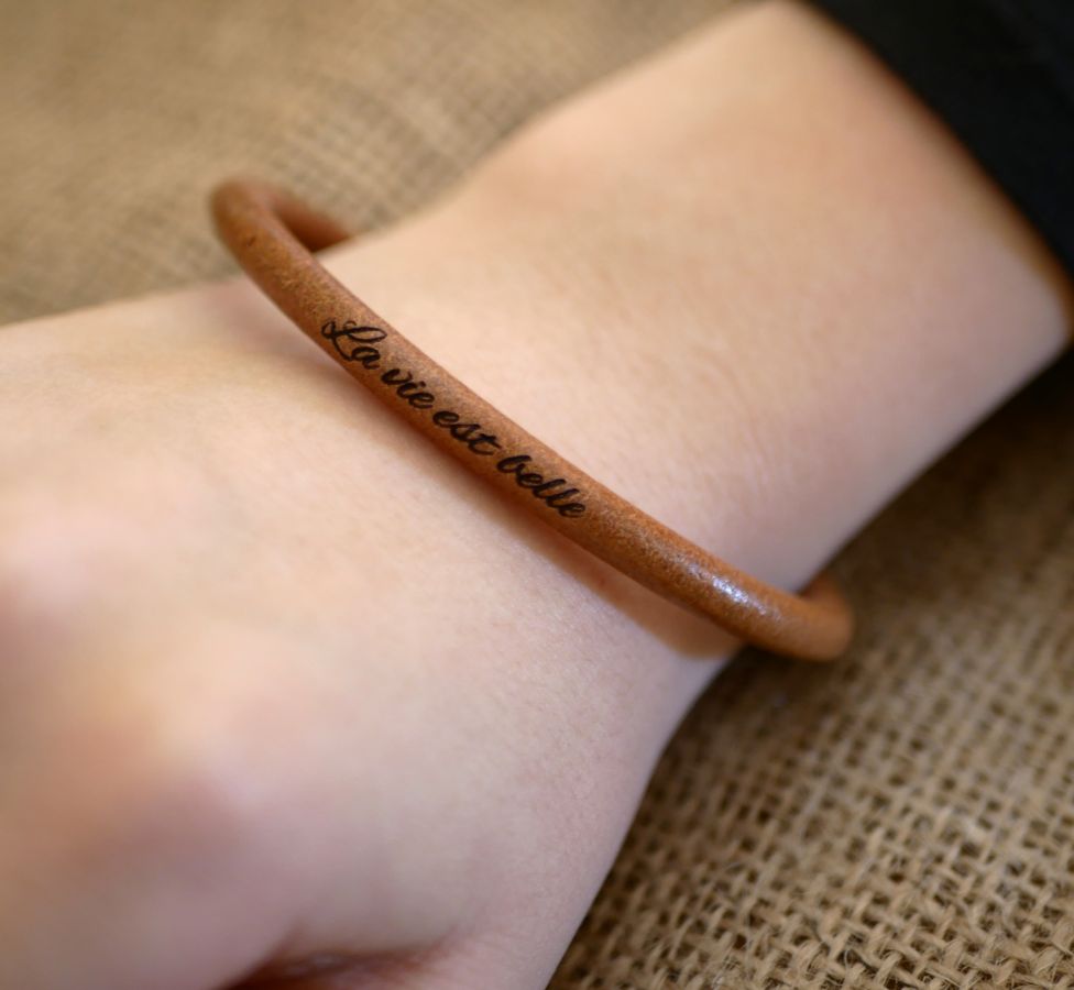 Leather bracelet woman round personalized by engraving