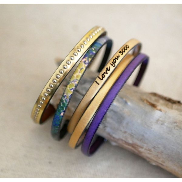 Women's bracelet in pink metallic leather with golden beads