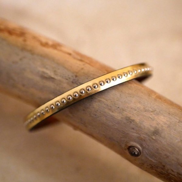 Women's bracelet in pink metallic leather with golden beads