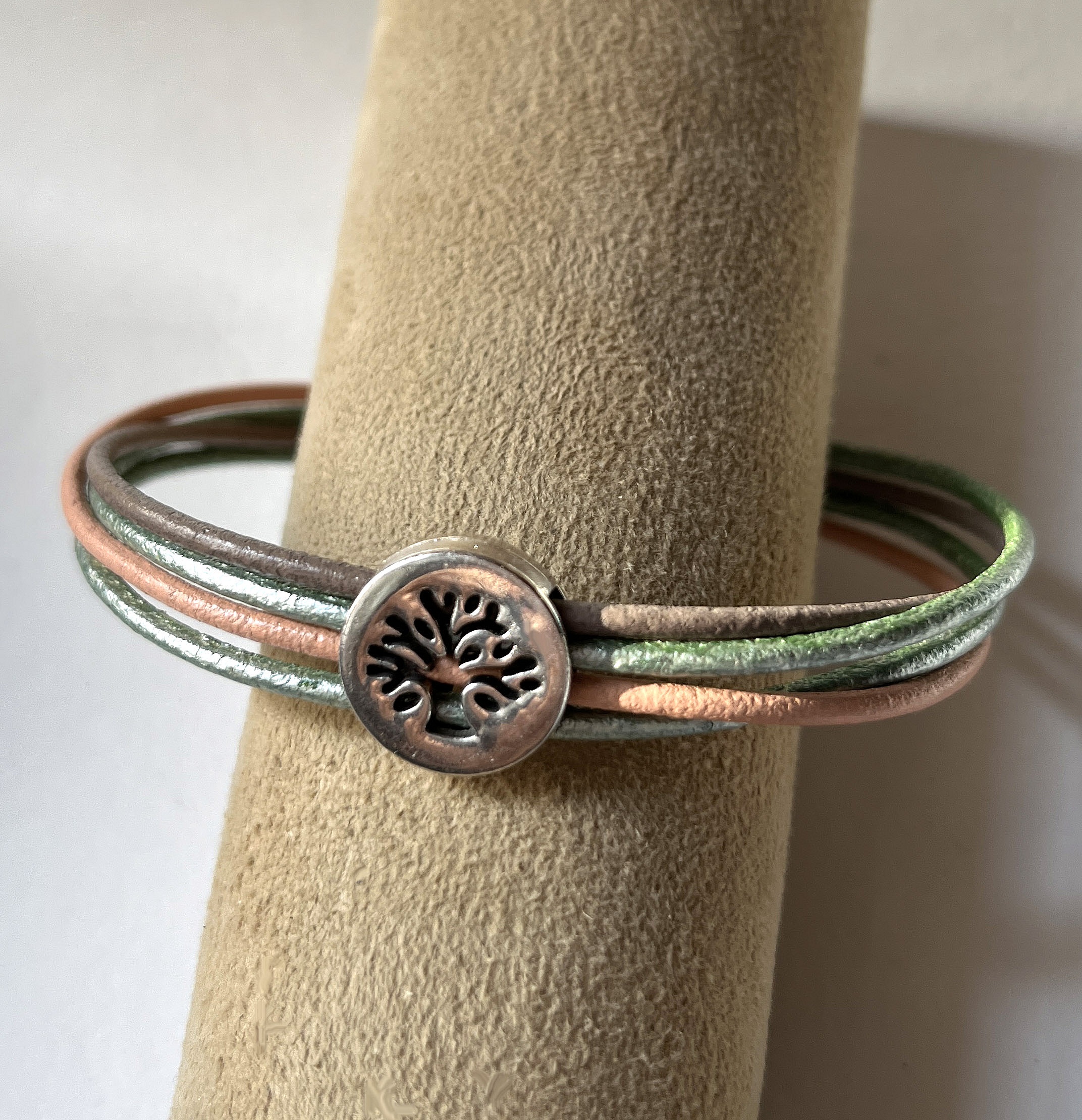 bracelet muli-liens en cuir pastel doux