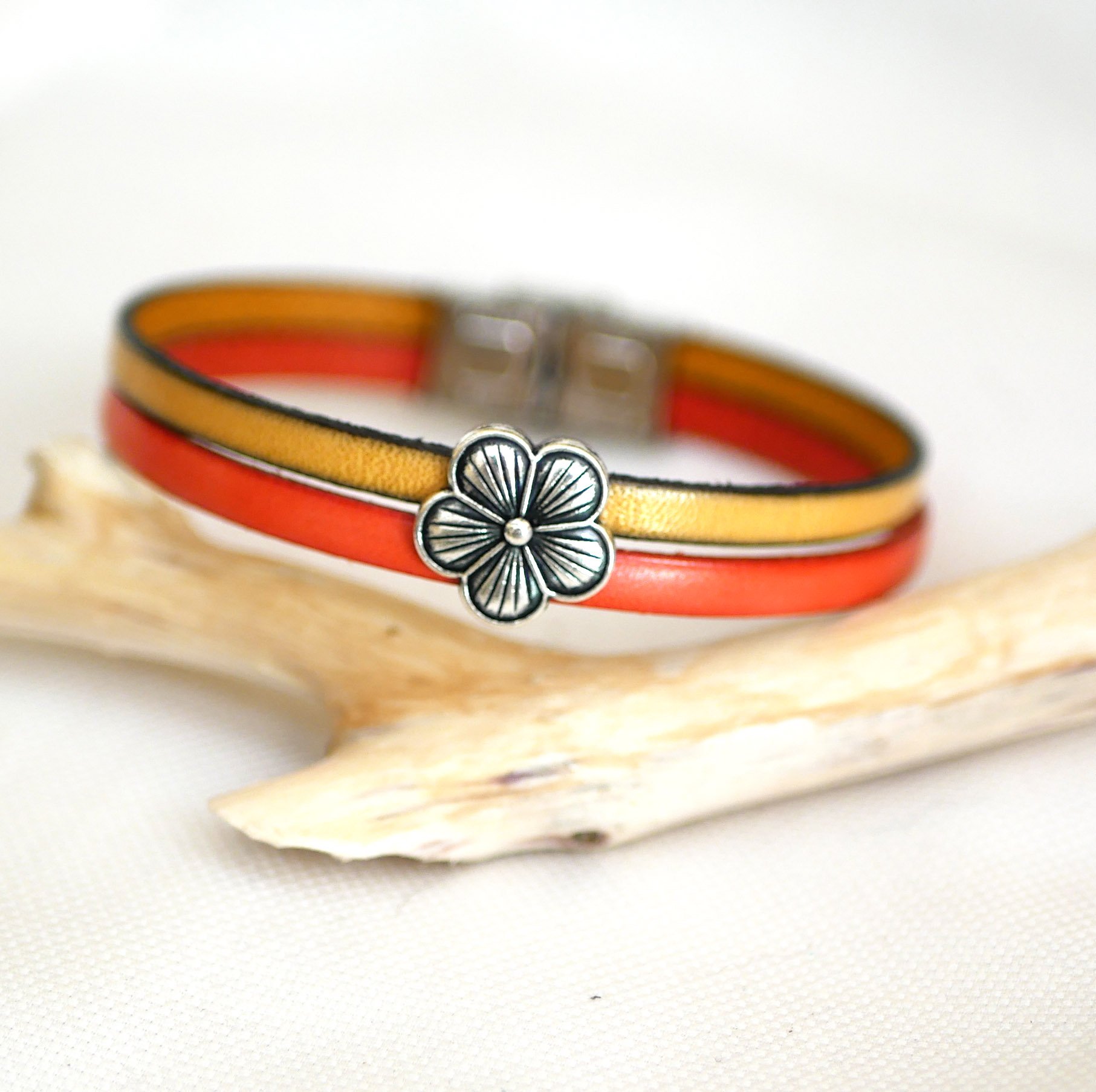 Leather duo bracelet flower design to personalize 