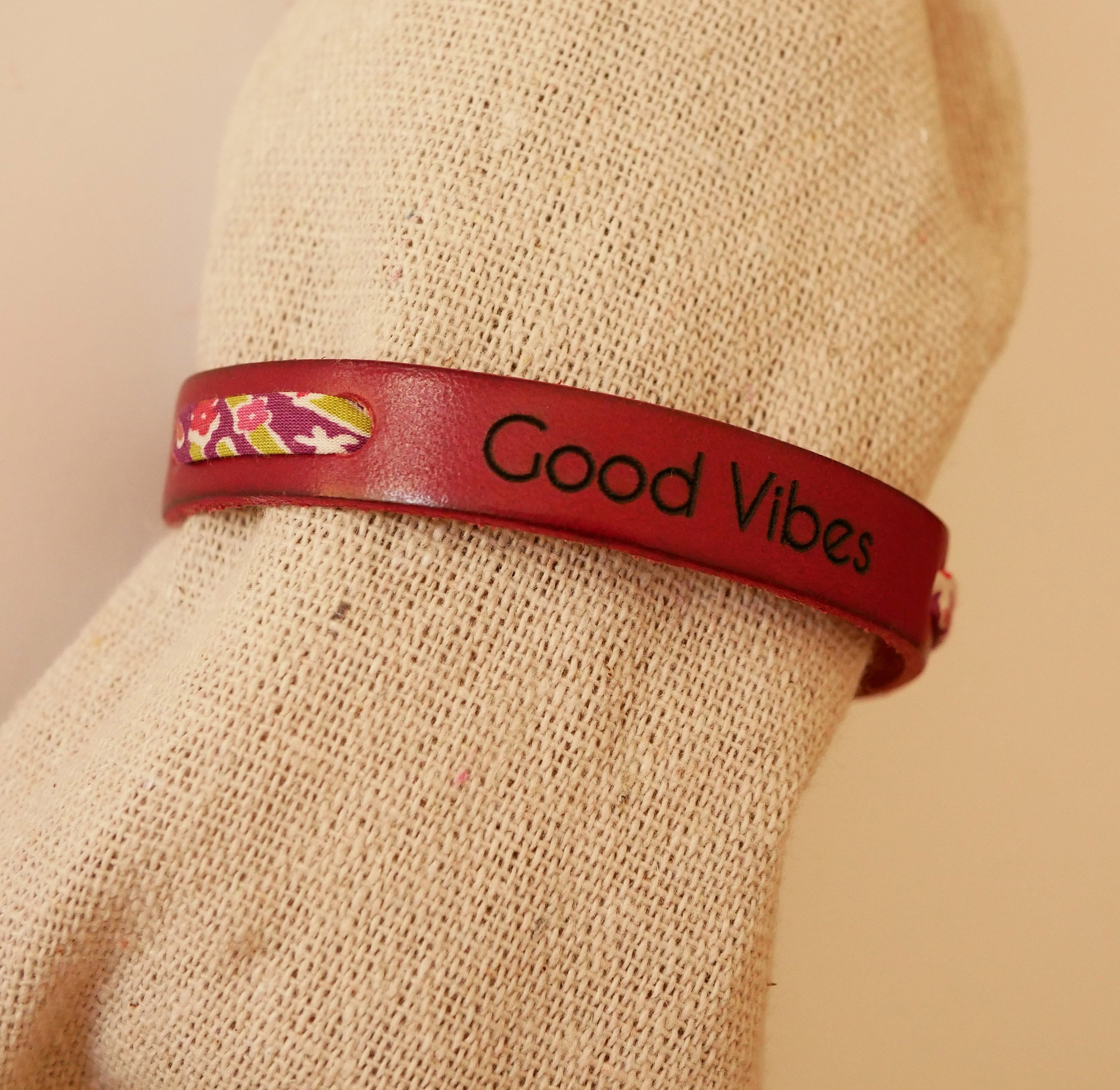 Florâme Good vibes engraved bracelet with purple liberty ribbon on red leather
