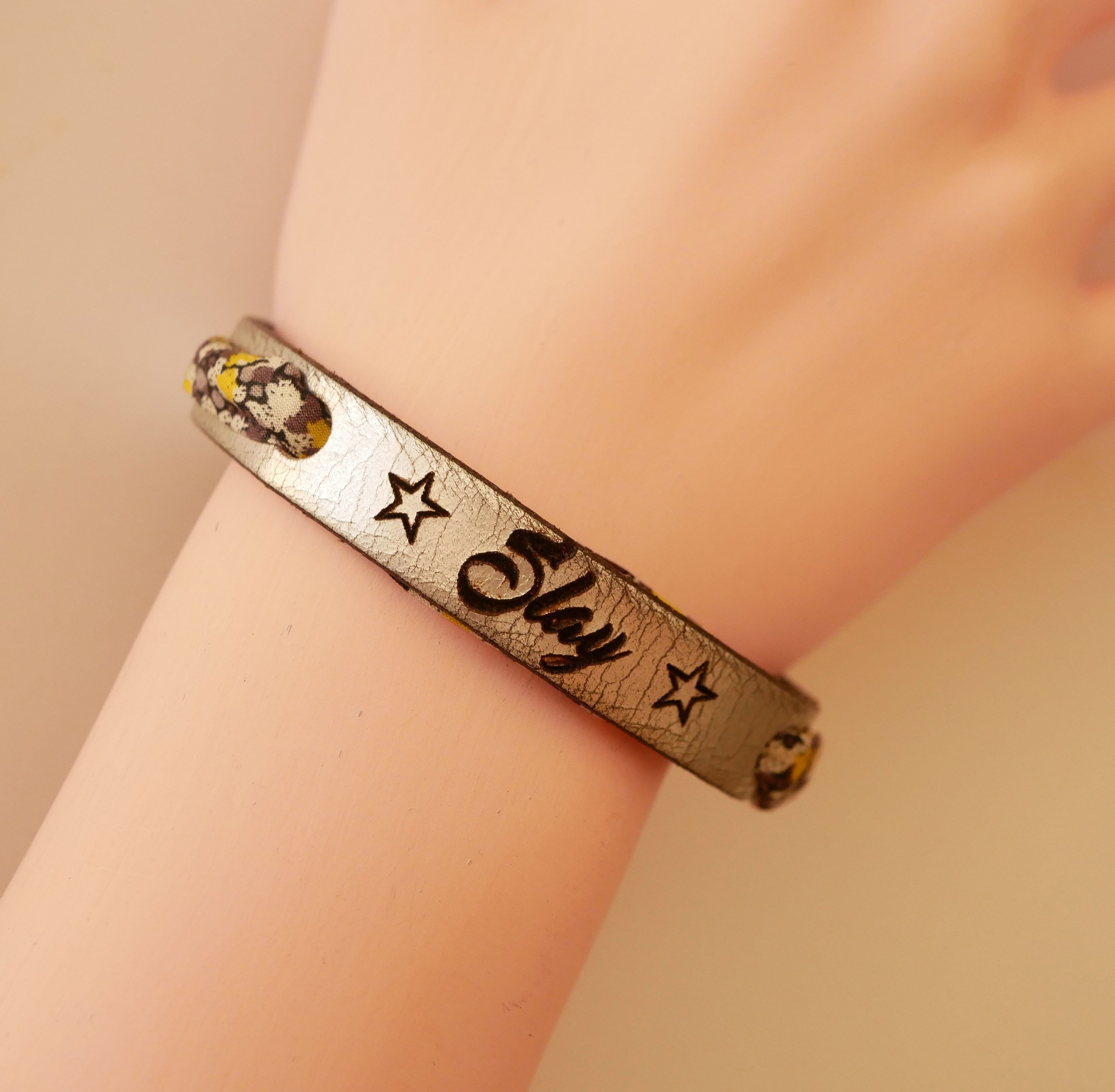 Flor&acirc;me bracelet engraved with liberty ribbon yellow flowers on silver leather