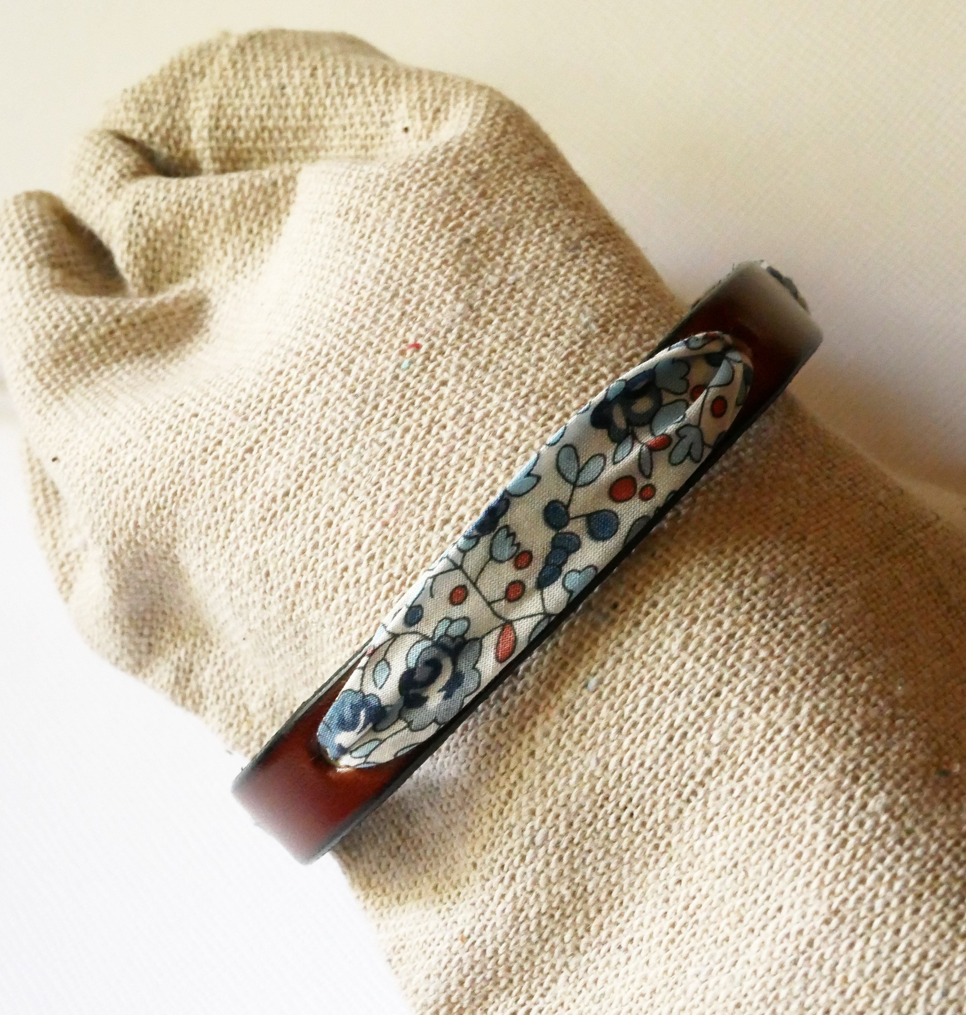 Flor&acirc;me bracelet with liberty ribbon Elo&iuml;se blue flowers on brown leather