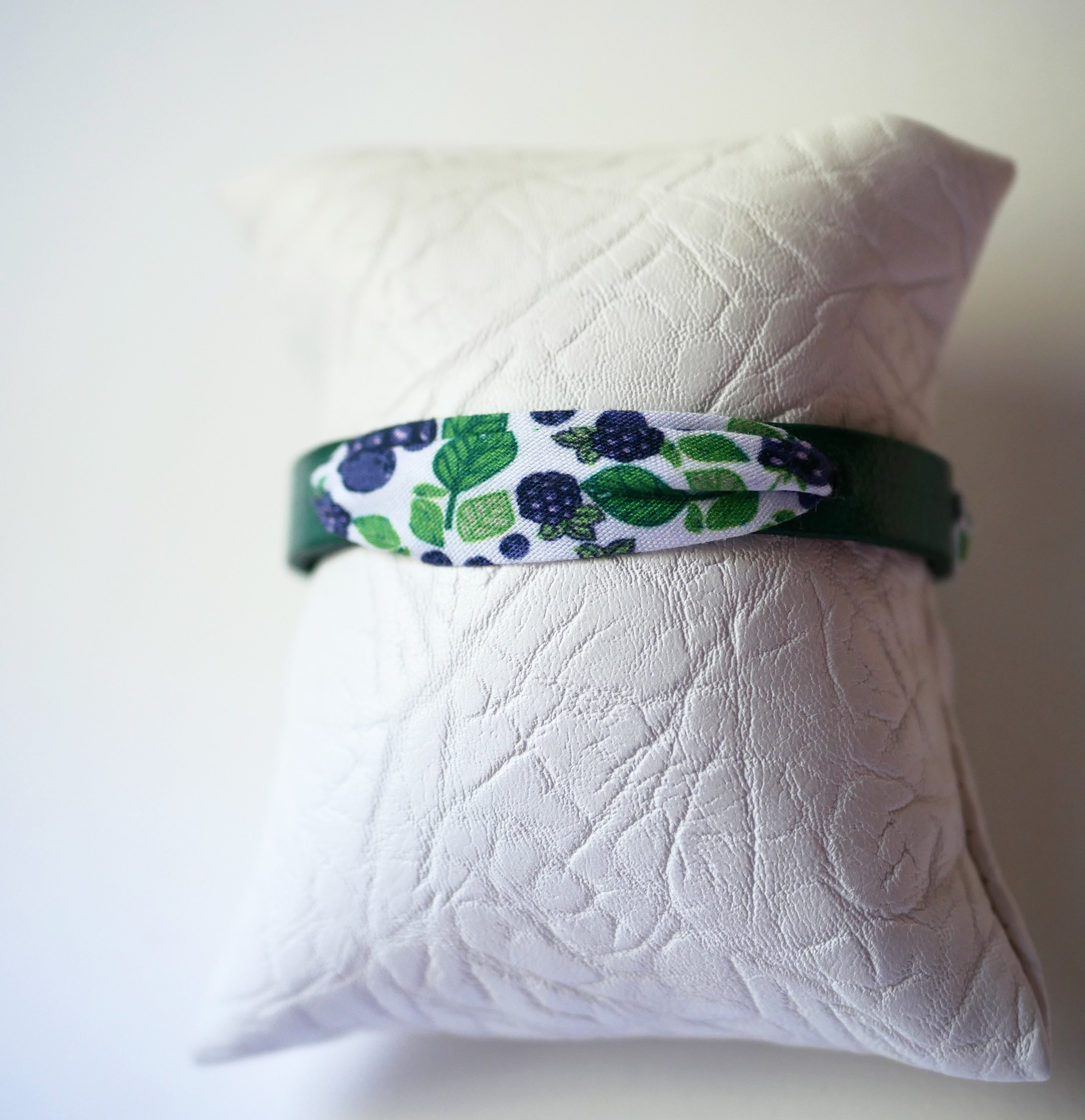 Flor&acirc;me bracelet with blackberry ribbon on green leather
