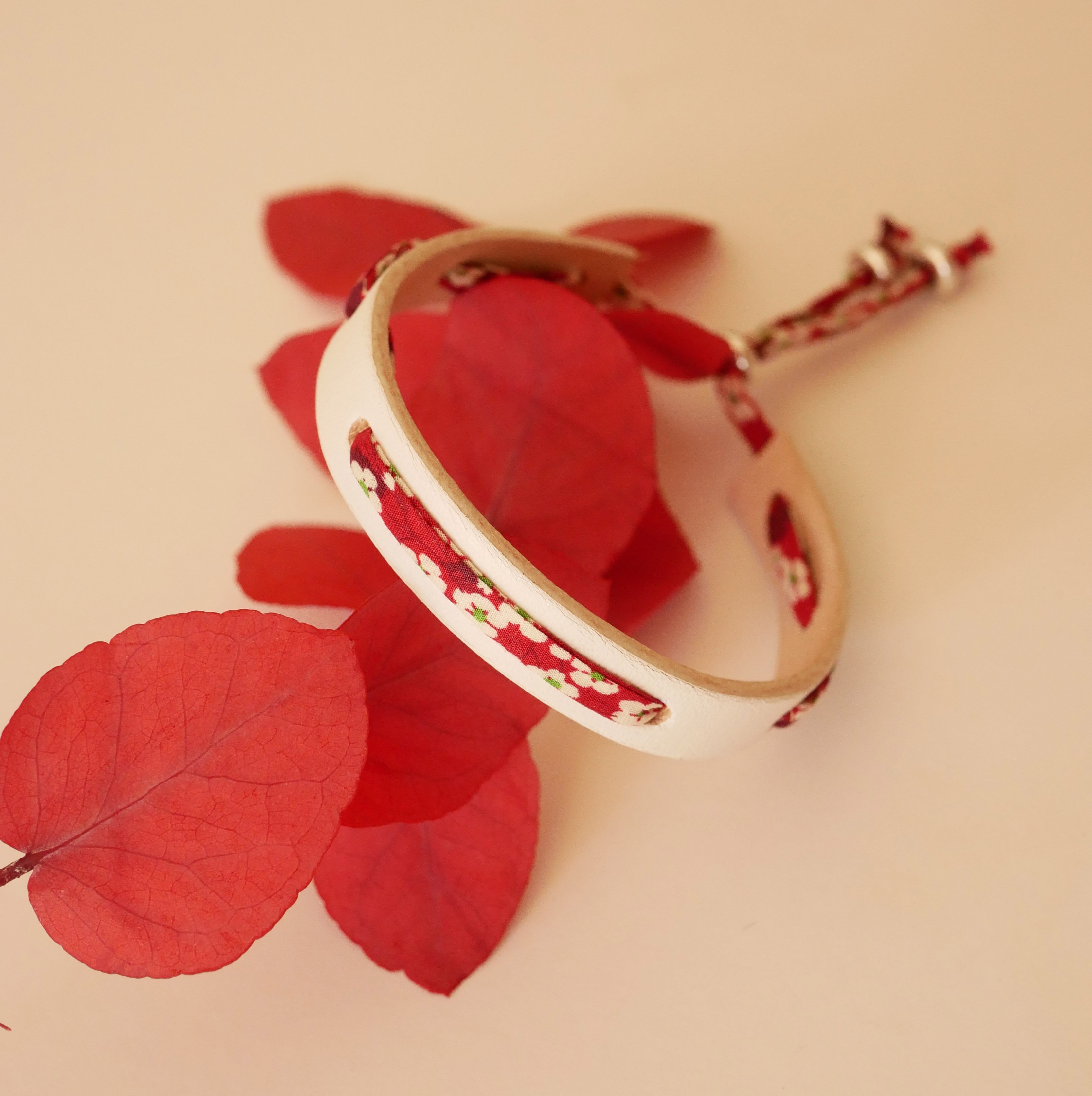 Flor&acirc;me bracelet with red Misti liberty ribbon on white leather