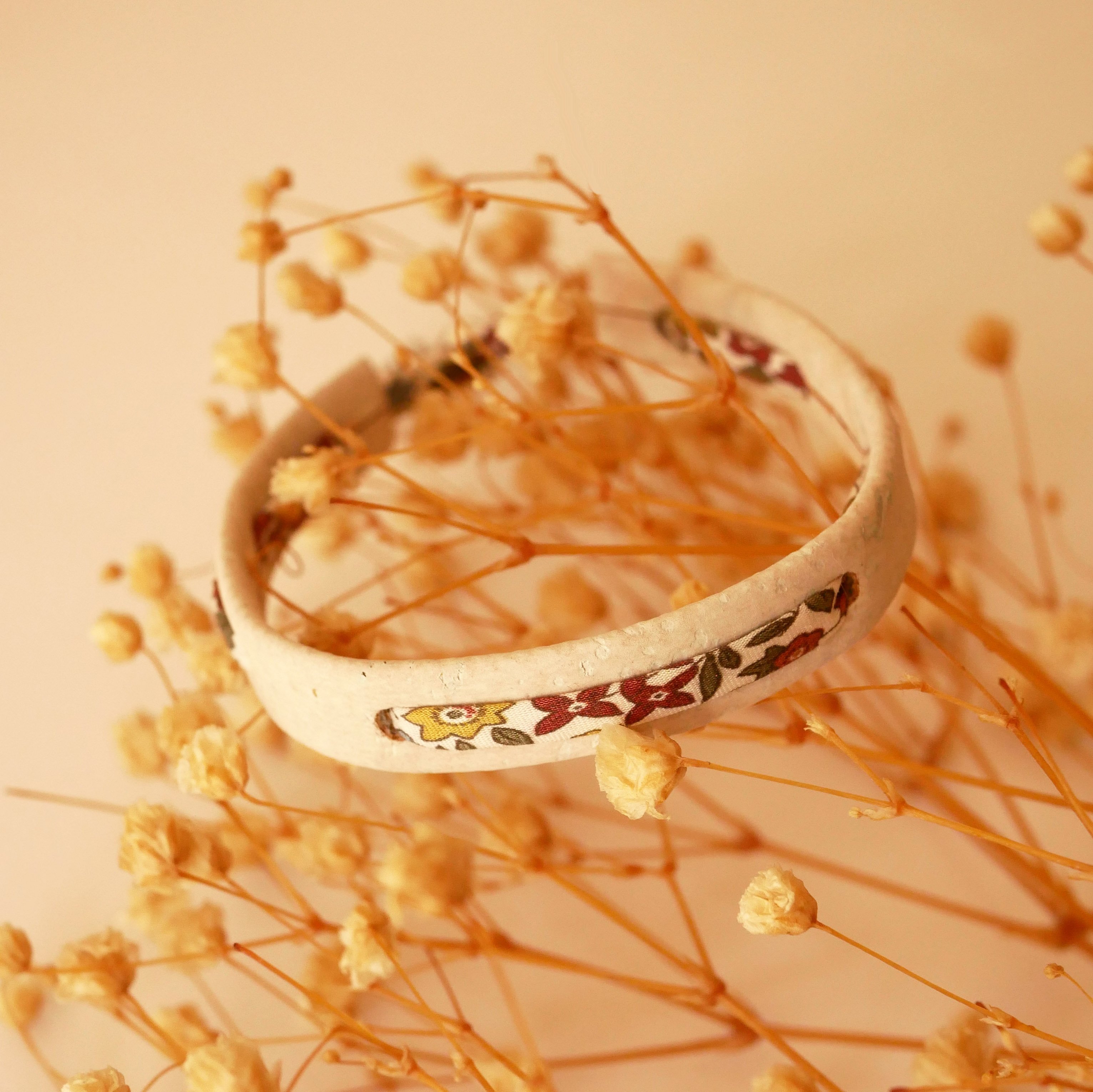 Florâme plant bracelet with Ava liberty ribbon on white cork