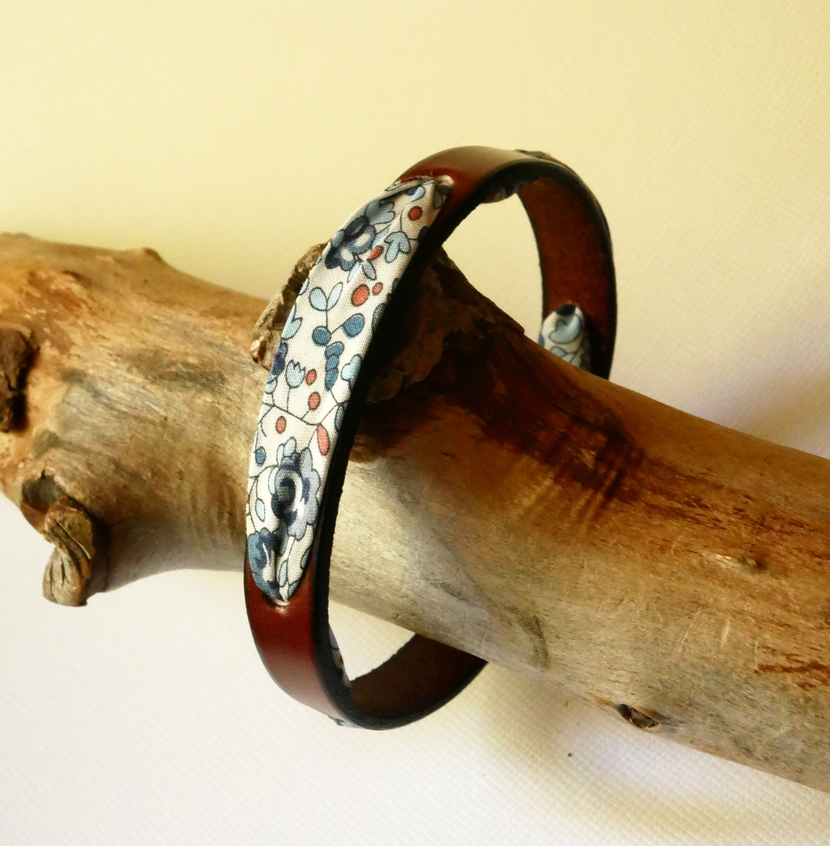 Flor&acirc;me bracelet with liberty ribbon Elo&iuml;se blue flowers on brown leather