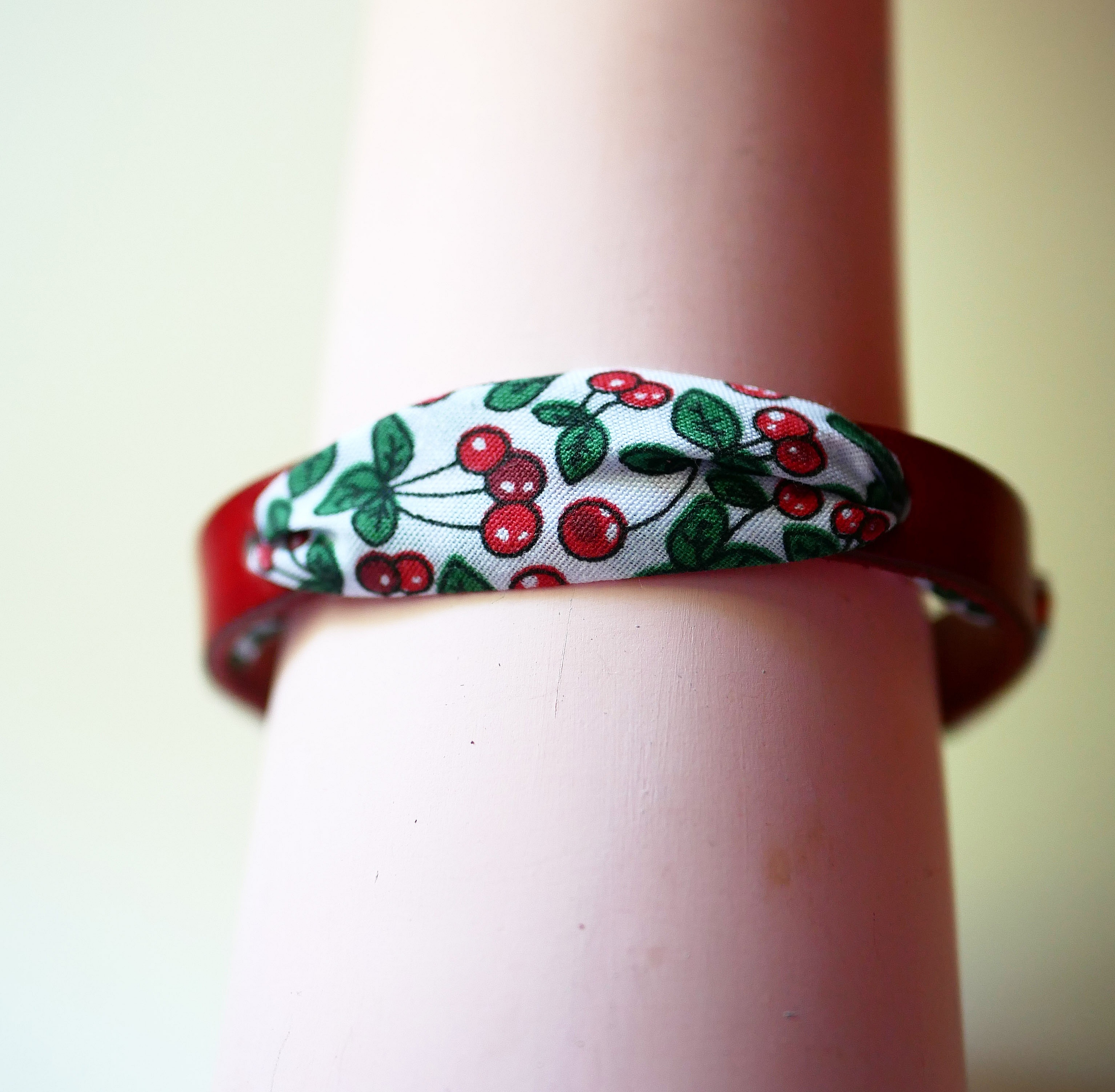 Flor&acirc;me bracelet with cherry fruit ribbon on red leather