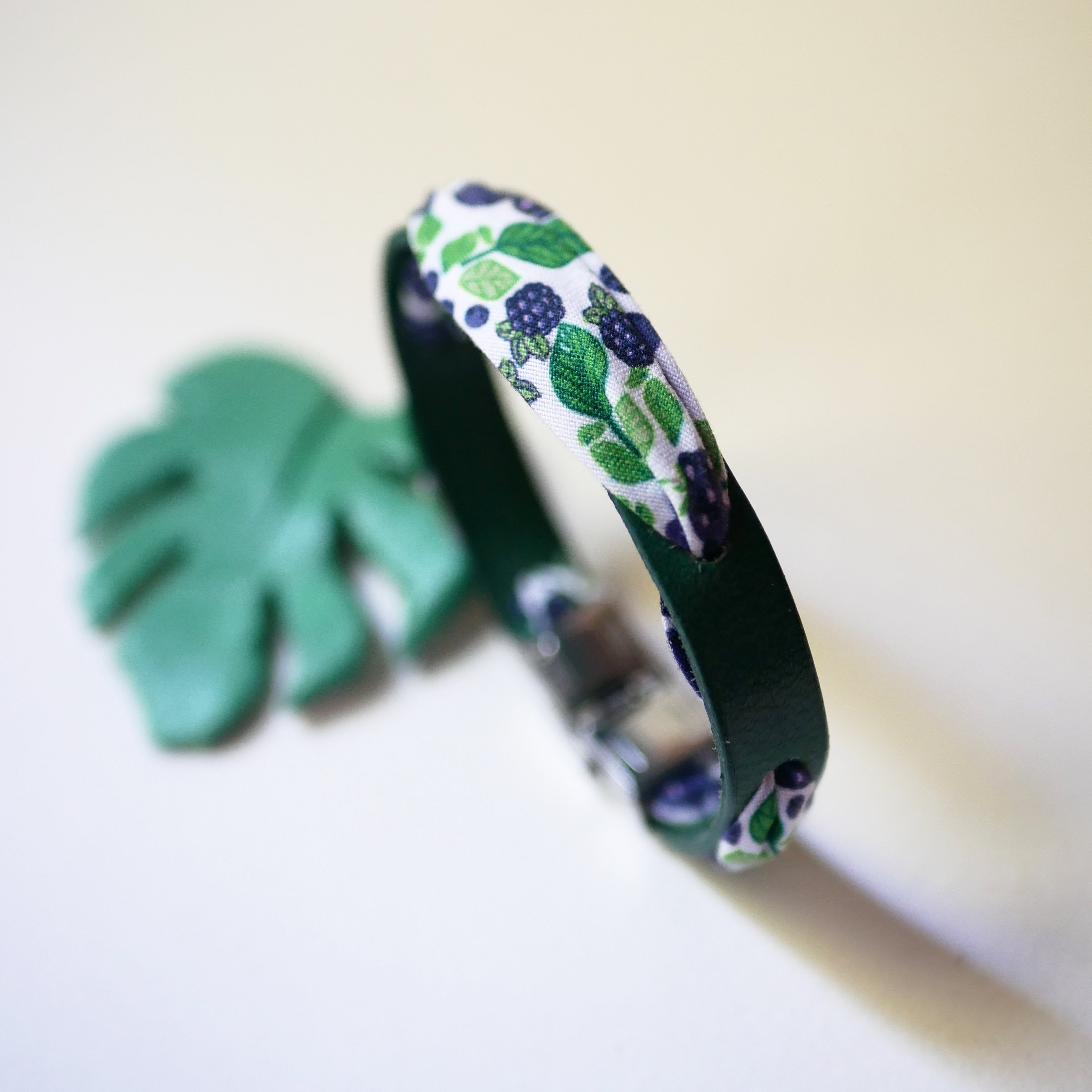 Flor&acirc;me bracelet with blackberry ribbon on green leather