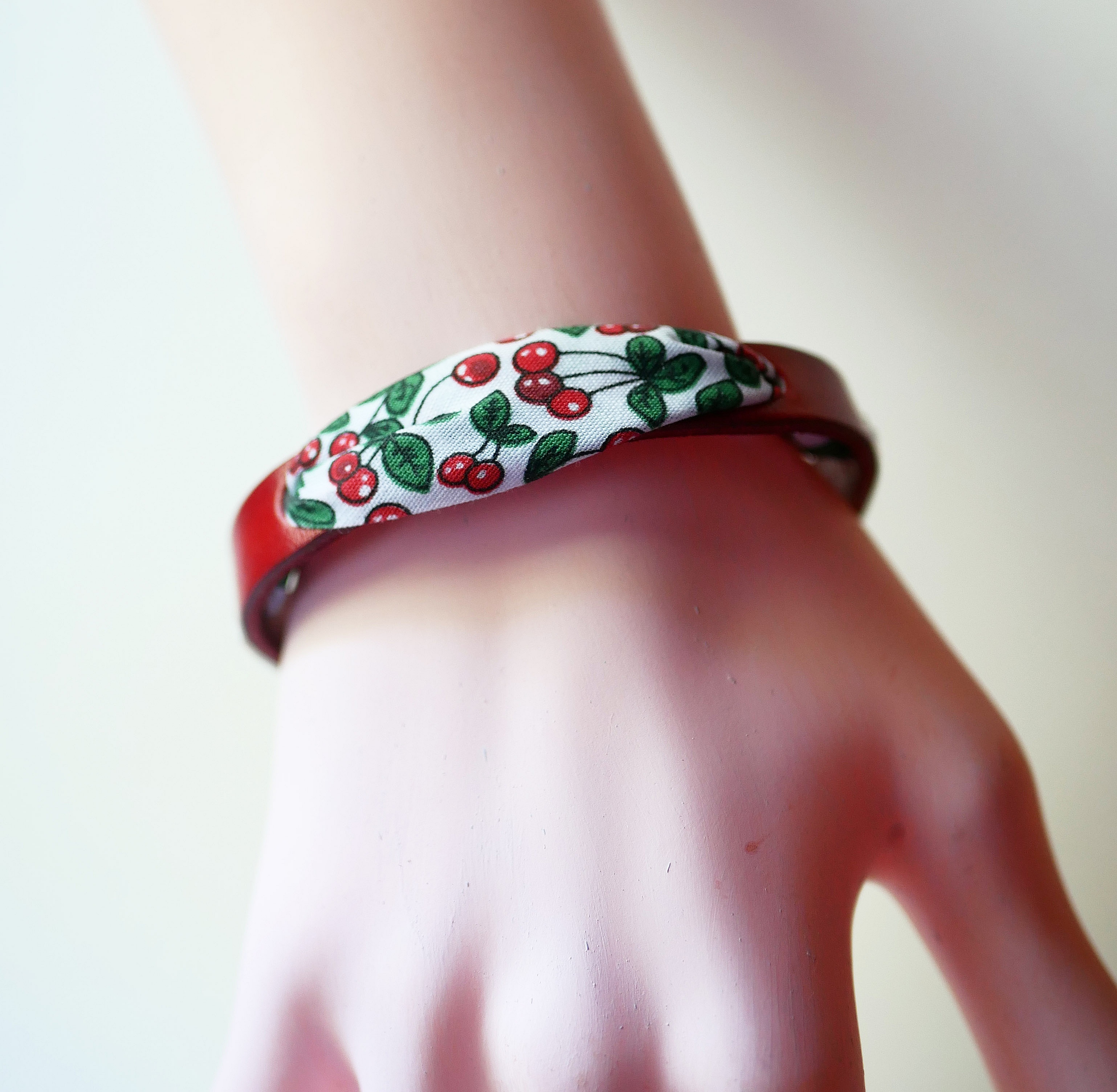 Flor&acirc;me bracelet with cherry fruit ribbon on red leather
