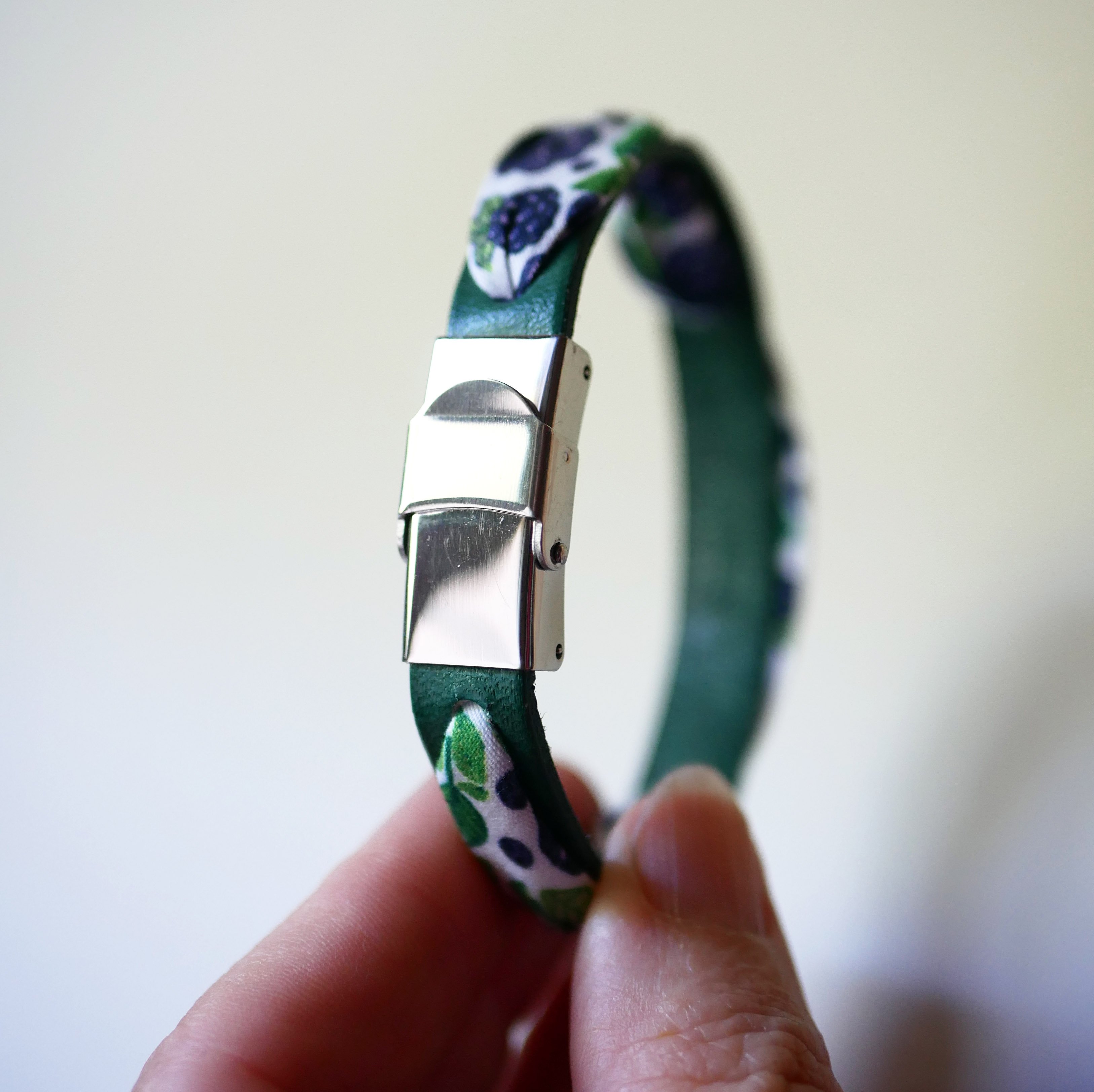 Flor&acirc;me bracelet with blackberry ribbon on green leather
