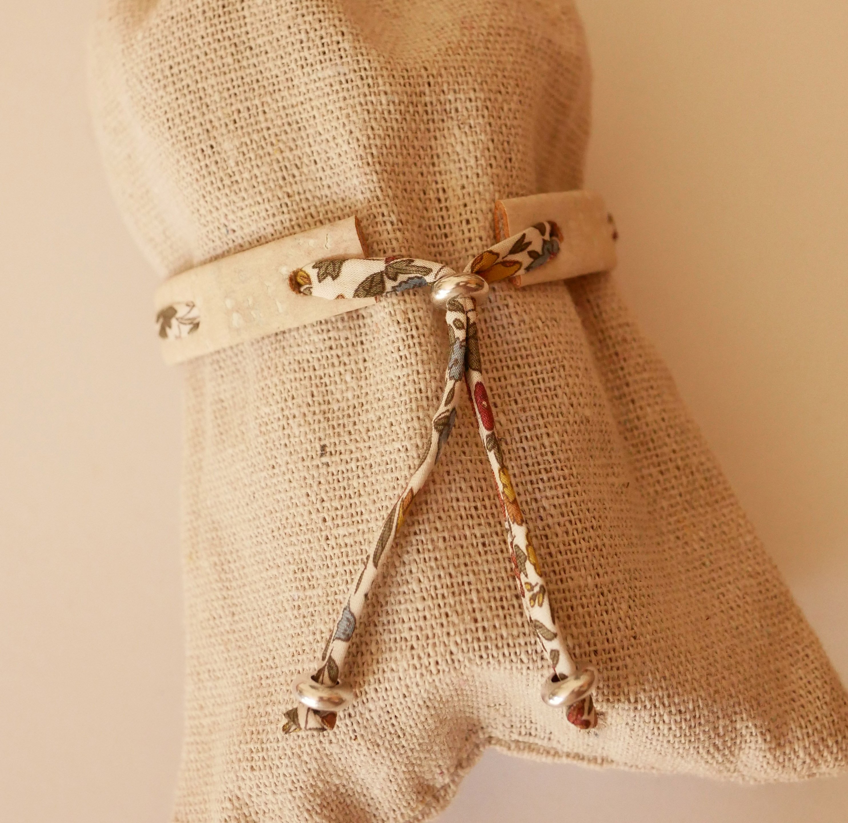 Florâme plant bracelet with Ava liberty ribbon on white cork