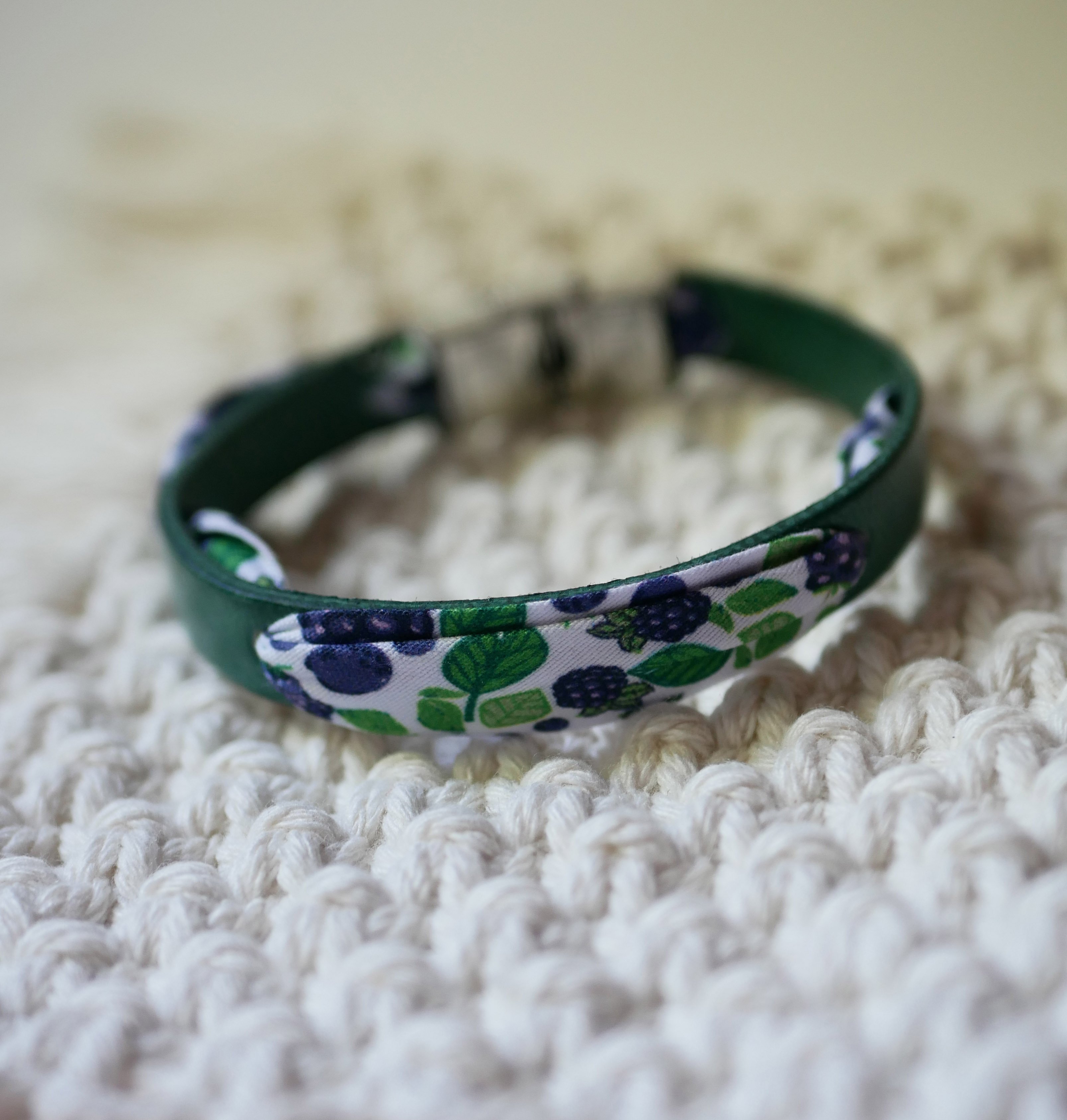 Flor&acirc;me bracelet with blackberry ribbon on green leather