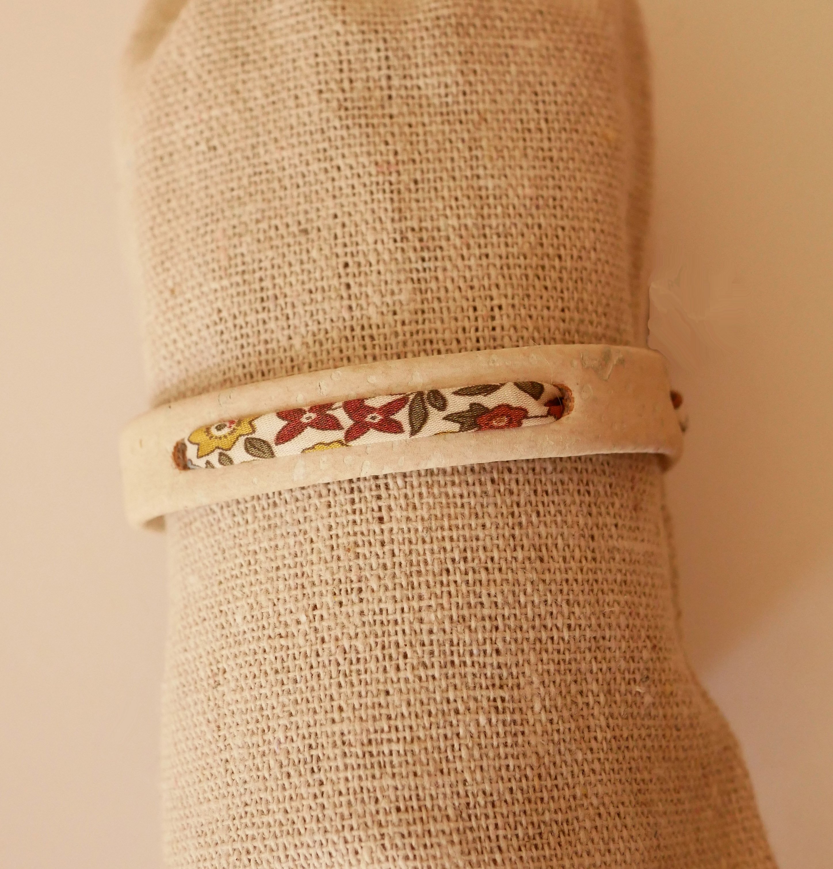 Florâme plant bracelet with Ava liberty ribbon on white cork
