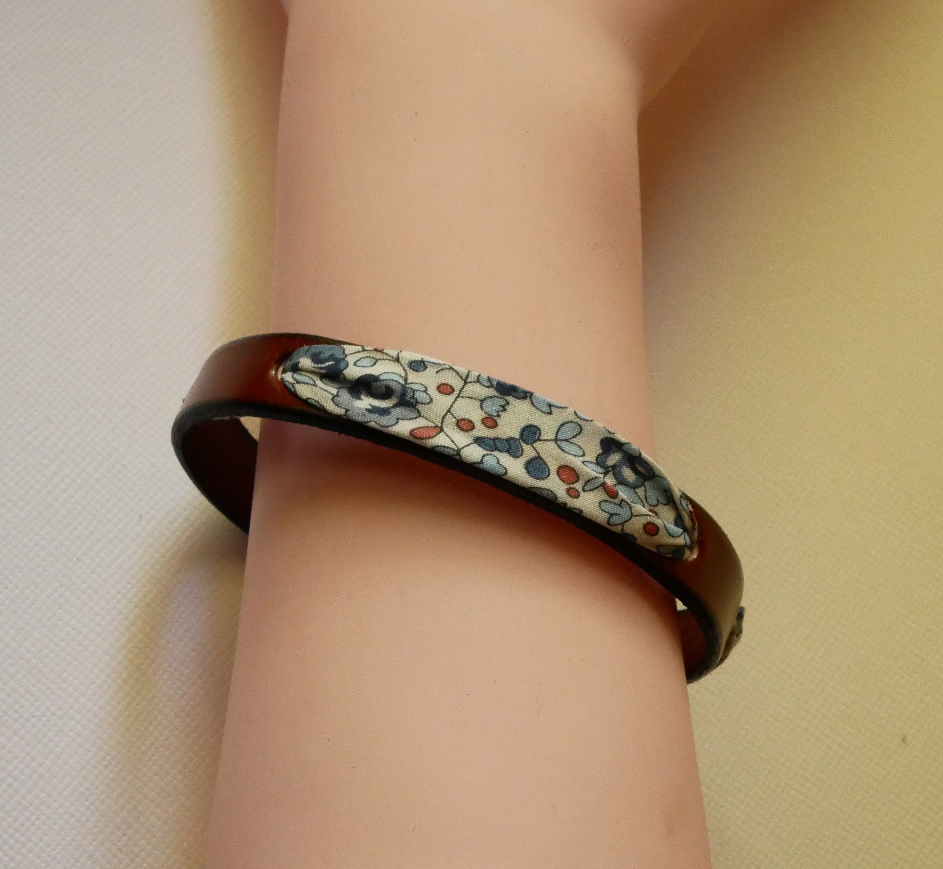 Flor&acirc;me bracelet with liberty ribbon Elo&iuml;se blue flowers on brown leather