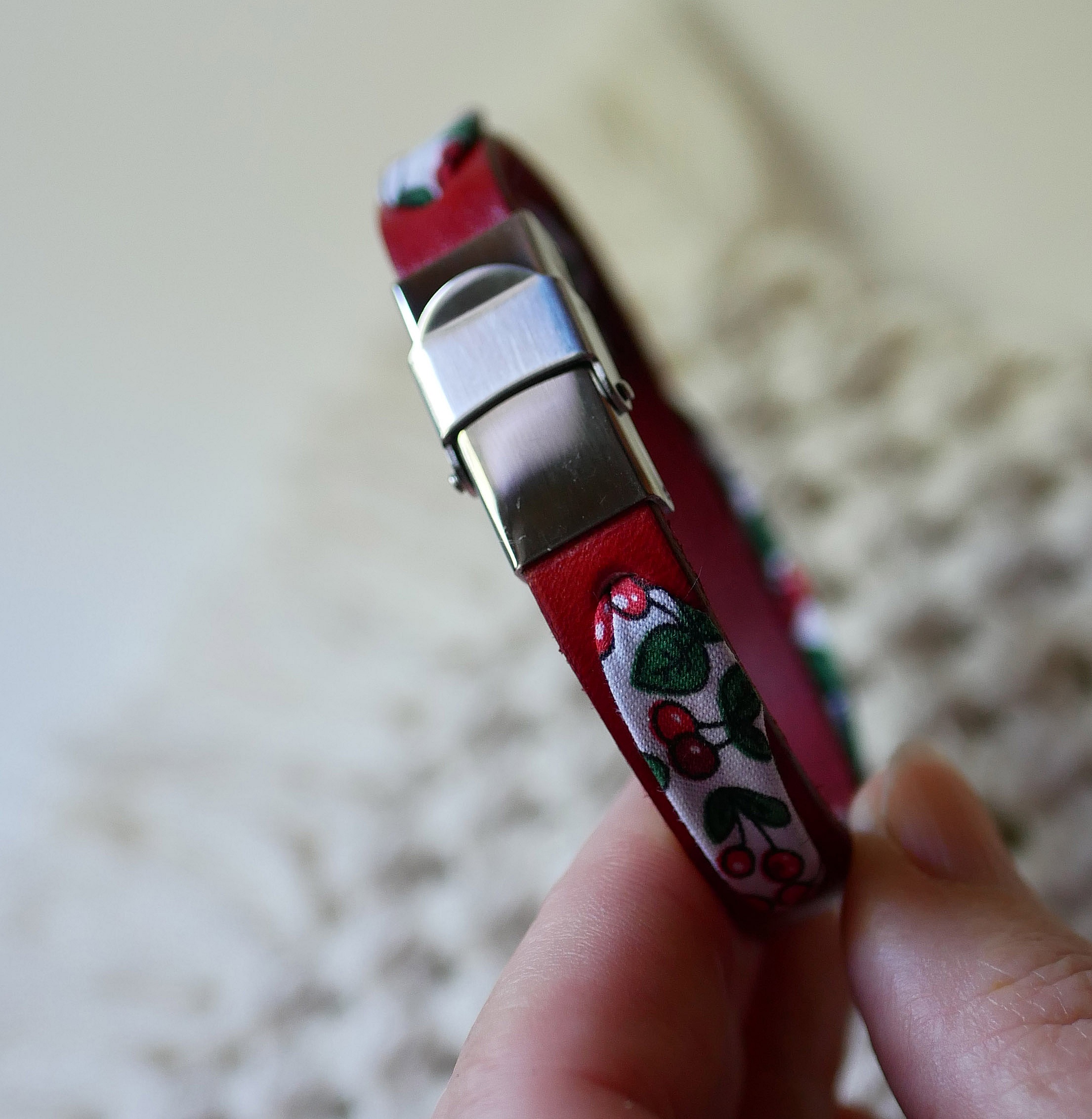 Flor&acirc;me bracelet with cherry fruit ribbon on red leather