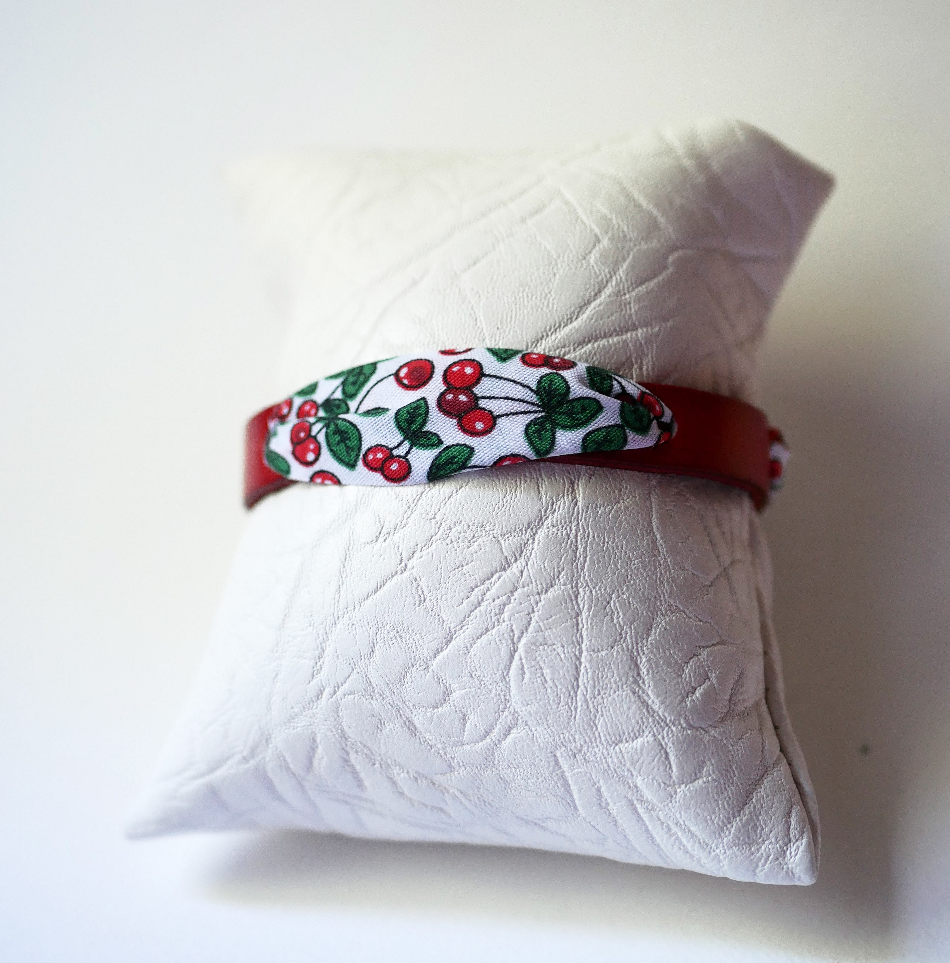 Flor&acirc;me bracelet with cherry fruit ribbon on red leather