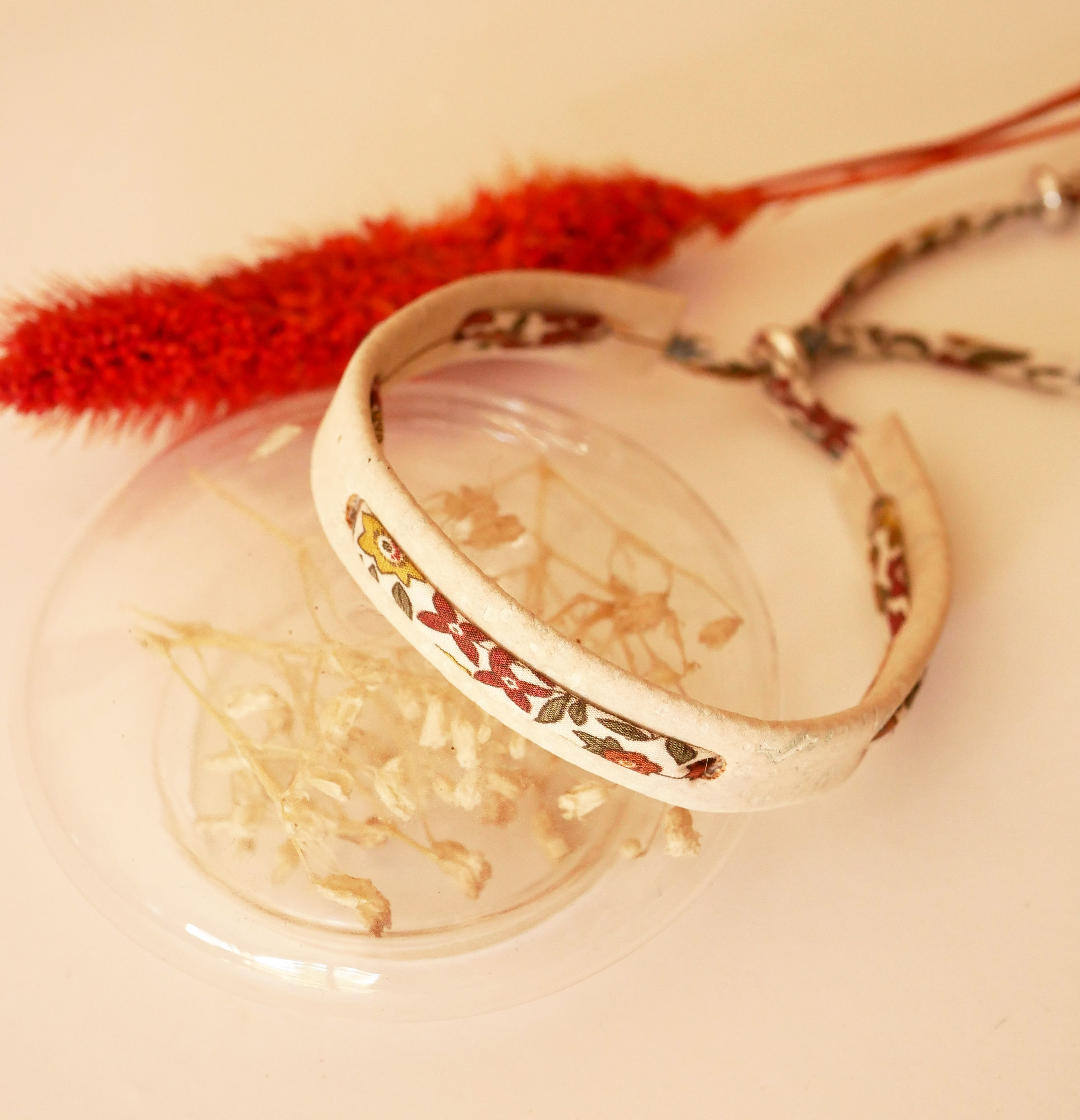 Florâme plant bracelet with Ava liberty ribbon on white cork