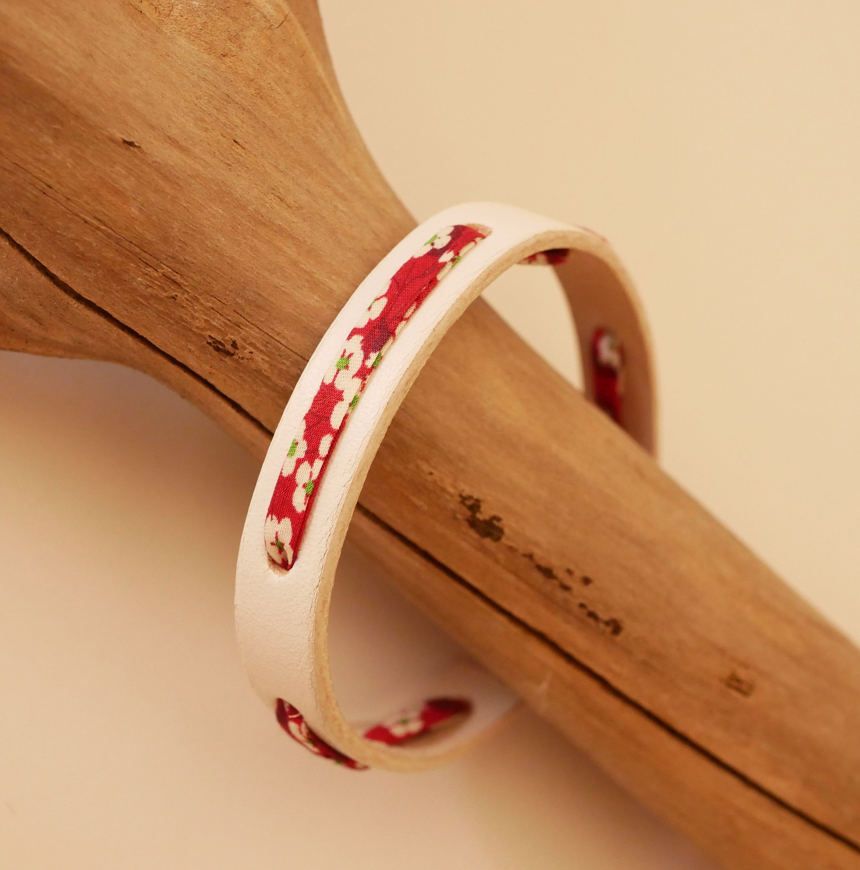 Flor&acirc;me bracelet with red Misti liberty ribbon on white leather