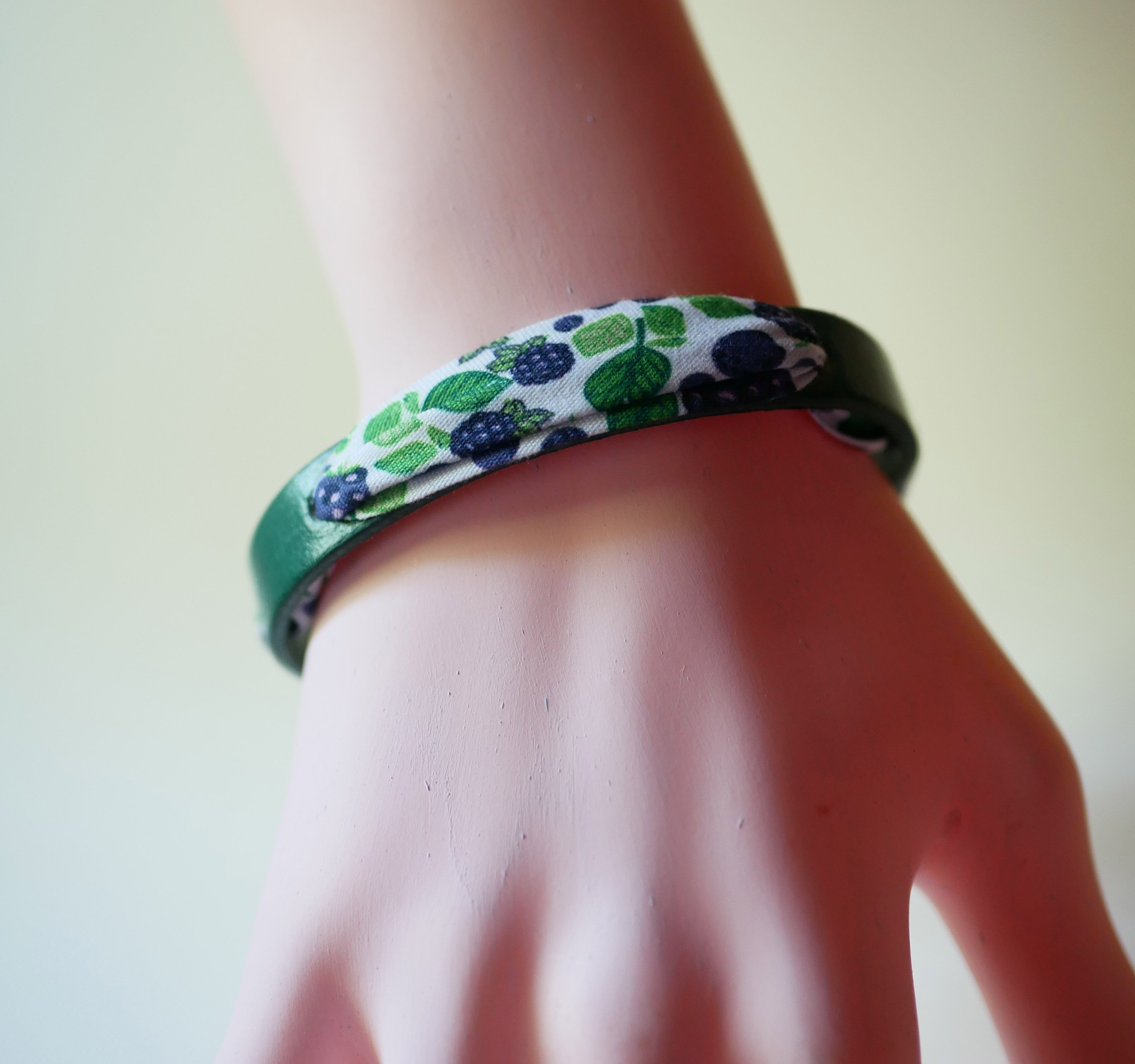 Flor&acirc;me bracelet with blackberry ribbon on green leather