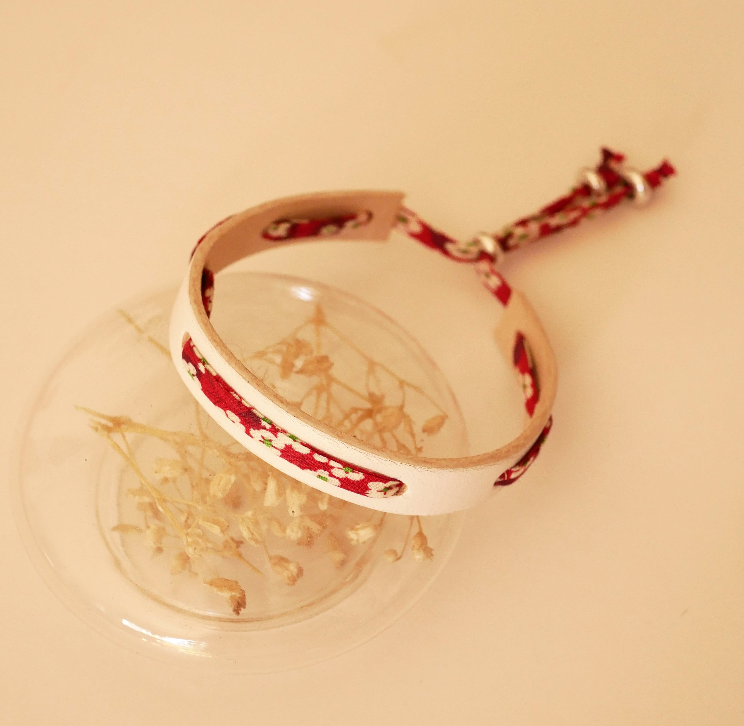 Flor&acirc;me bracelet with red Misti liberty ribbon on white leather