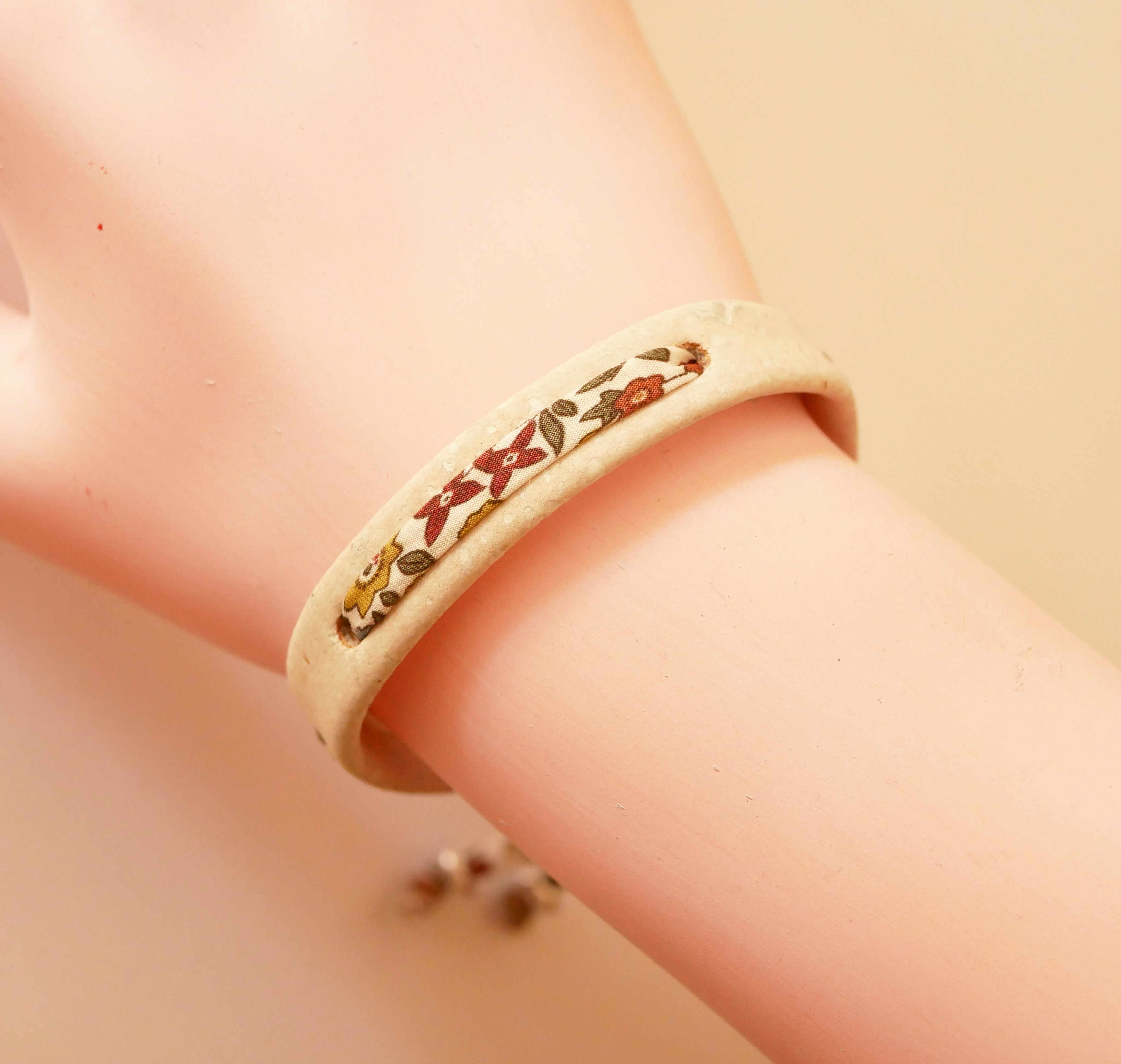 Florâme plant bracelet with Ava liberty ribbon on white cork