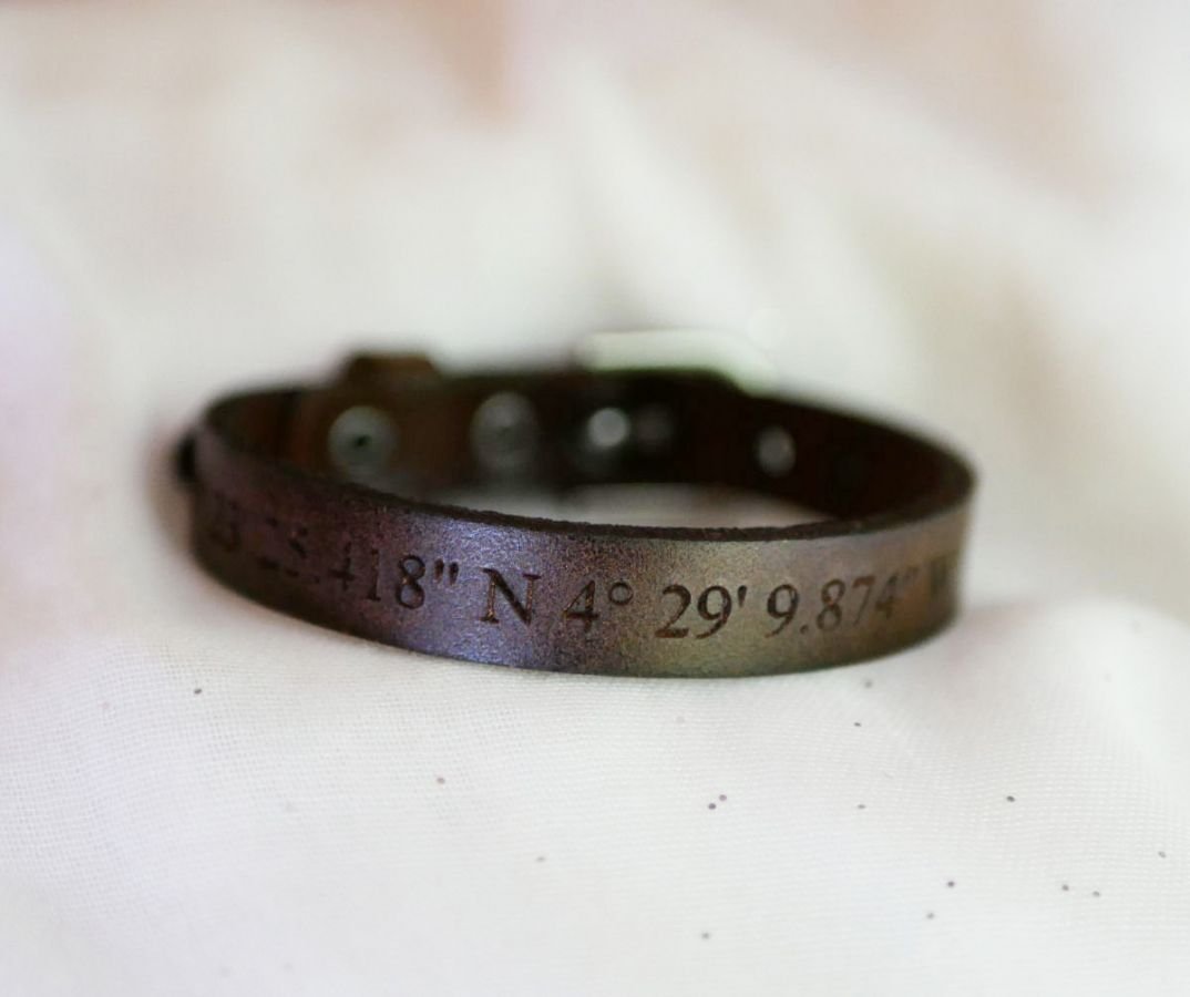 Men's bracelet engraved leather dark brown silver buckle to customize