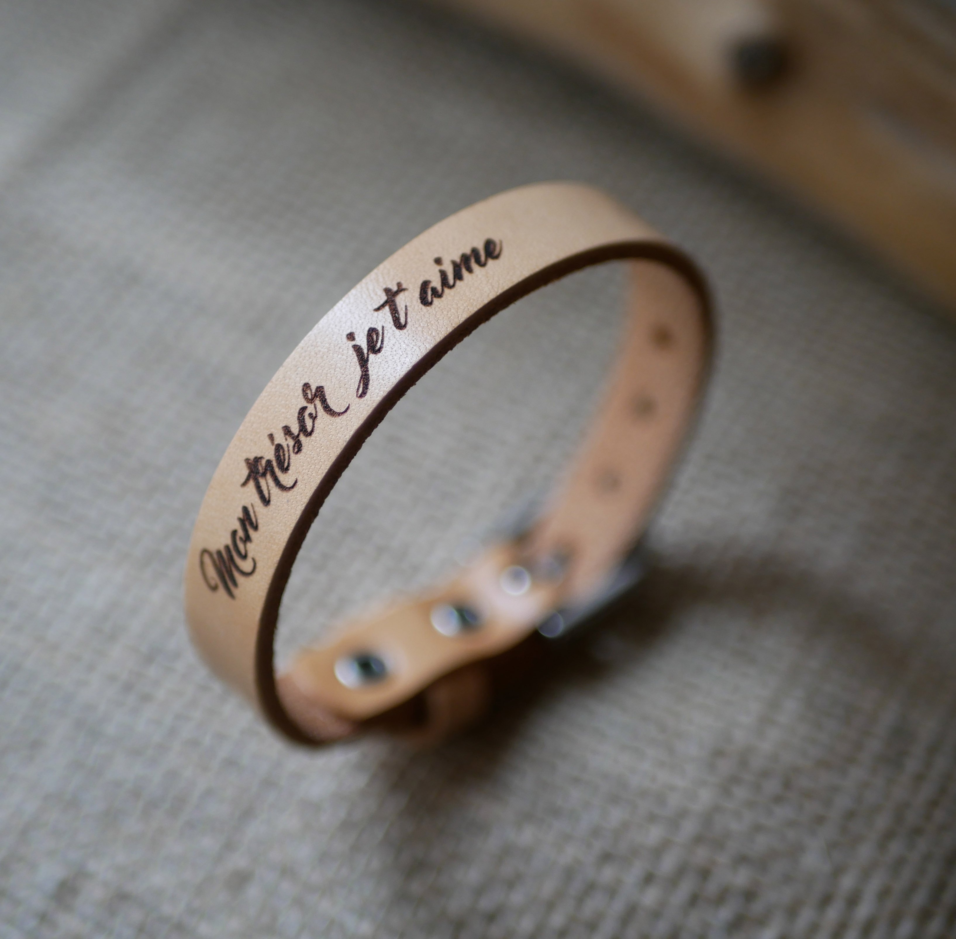 Natural leather bracelet engraved to personalize 