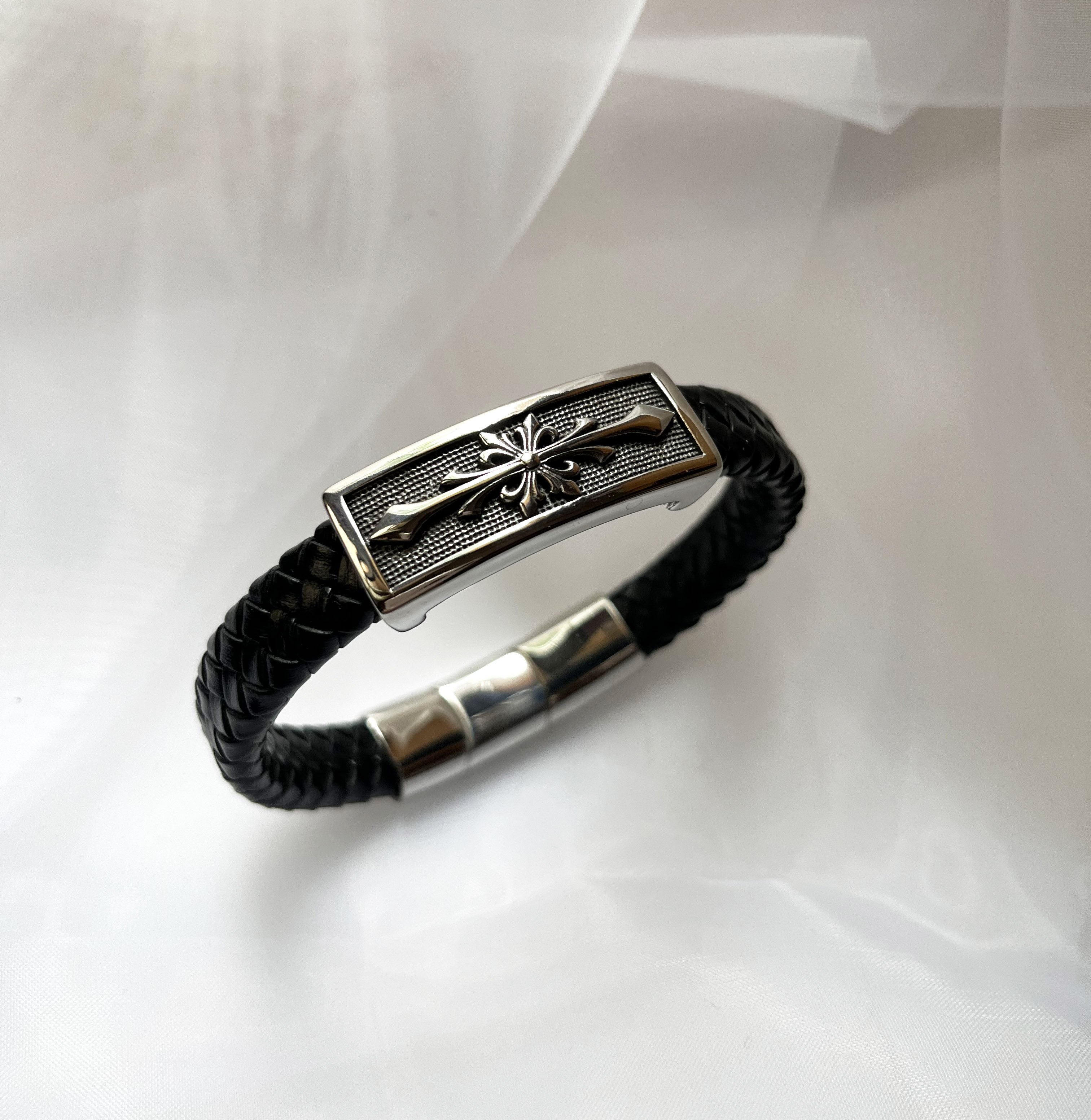 Bracelet homme cuir noir tressé décor croix stylisée