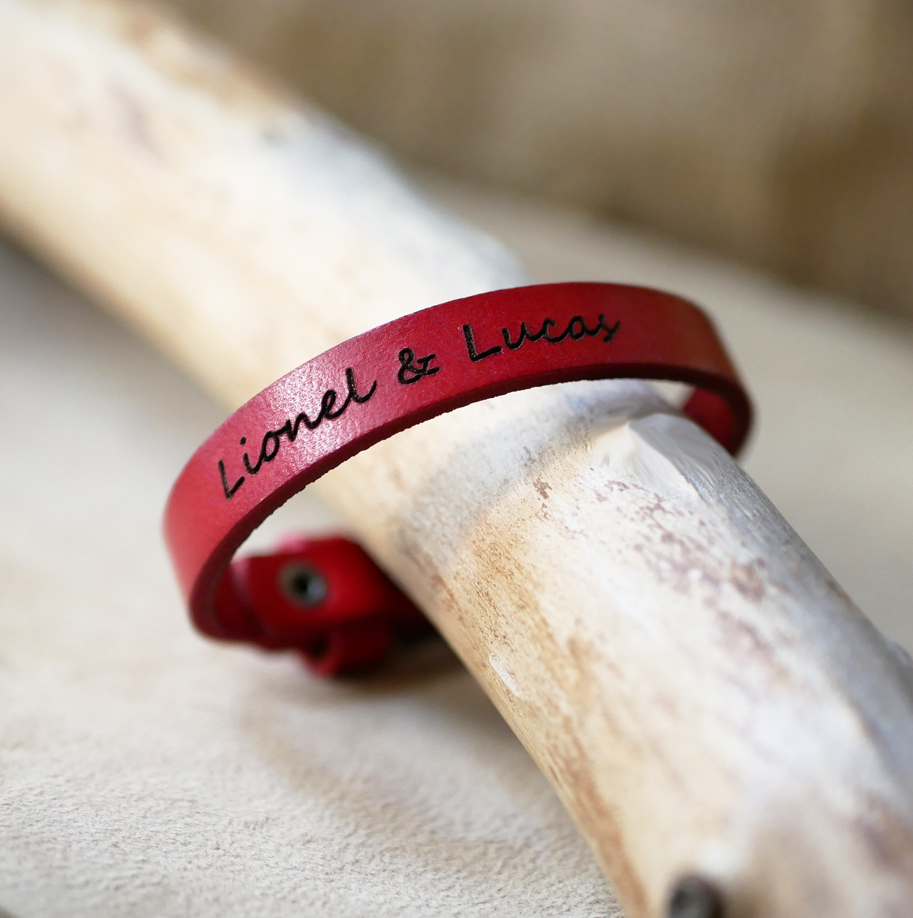 Red leather bracelet for men to be personalized by engraving