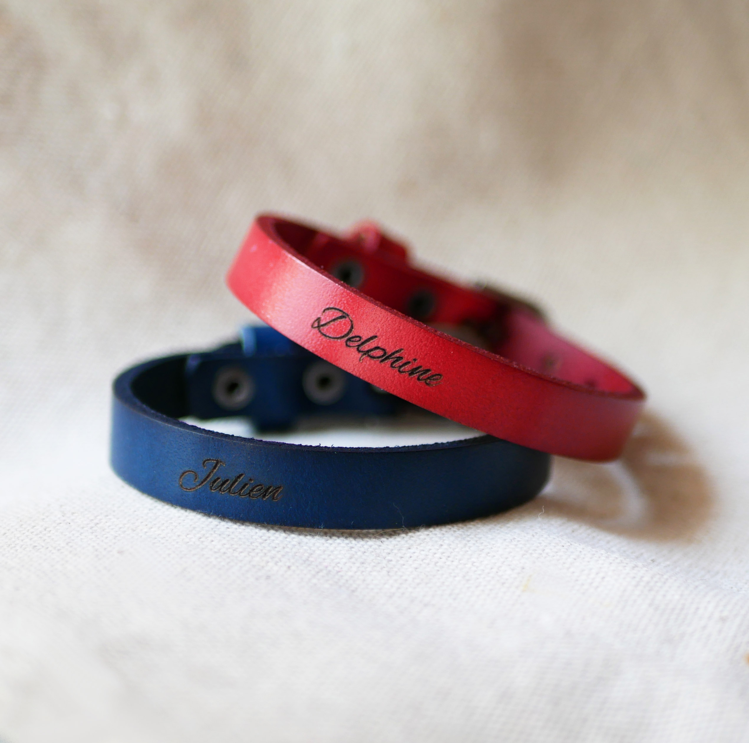 Red leather bracelet for men to be personalized by engraving