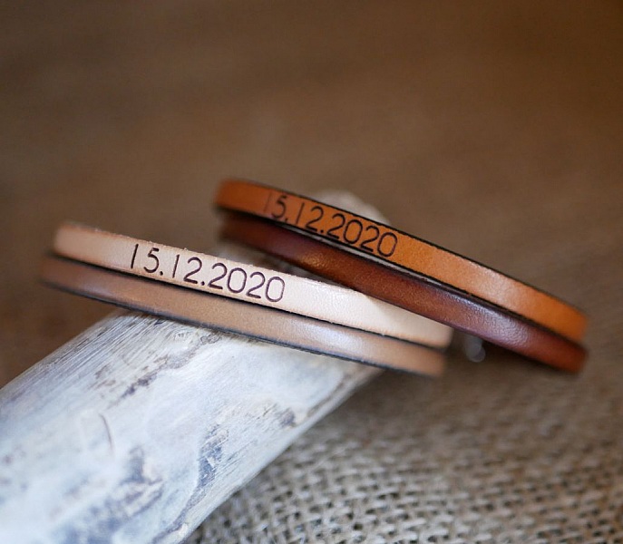 Duo de bracelets homme en cuir personnalisables avec gravure date.