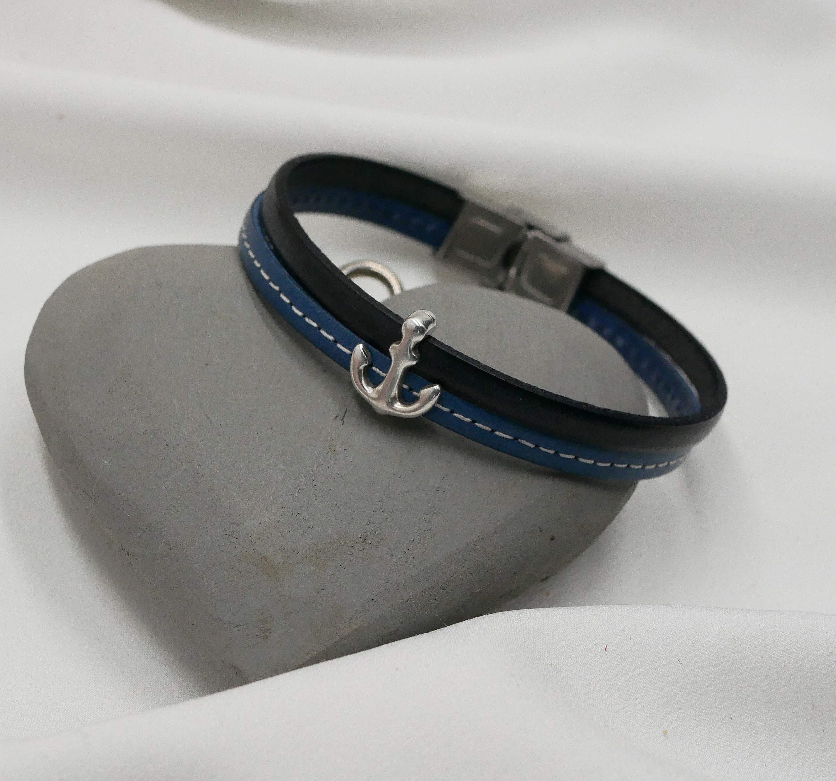 Bracelet homme en cuir bleu surpiqué avec ancre marine.