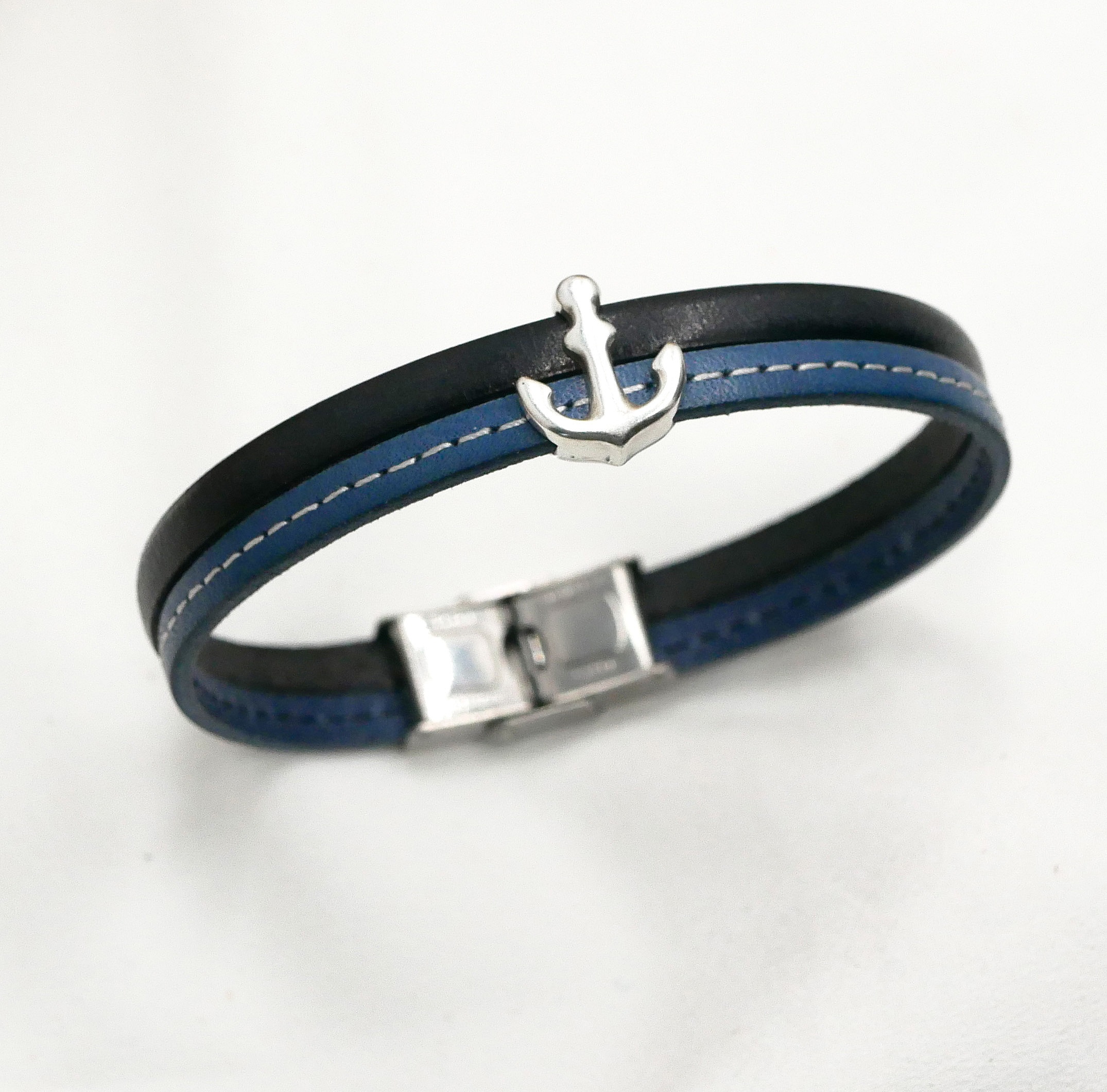 Bracelet homme en cuir bleu et noir avec ancre marine.