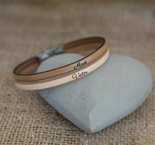 Bracelet homme en cuir double rang personnalisable avec prénoms gravés.