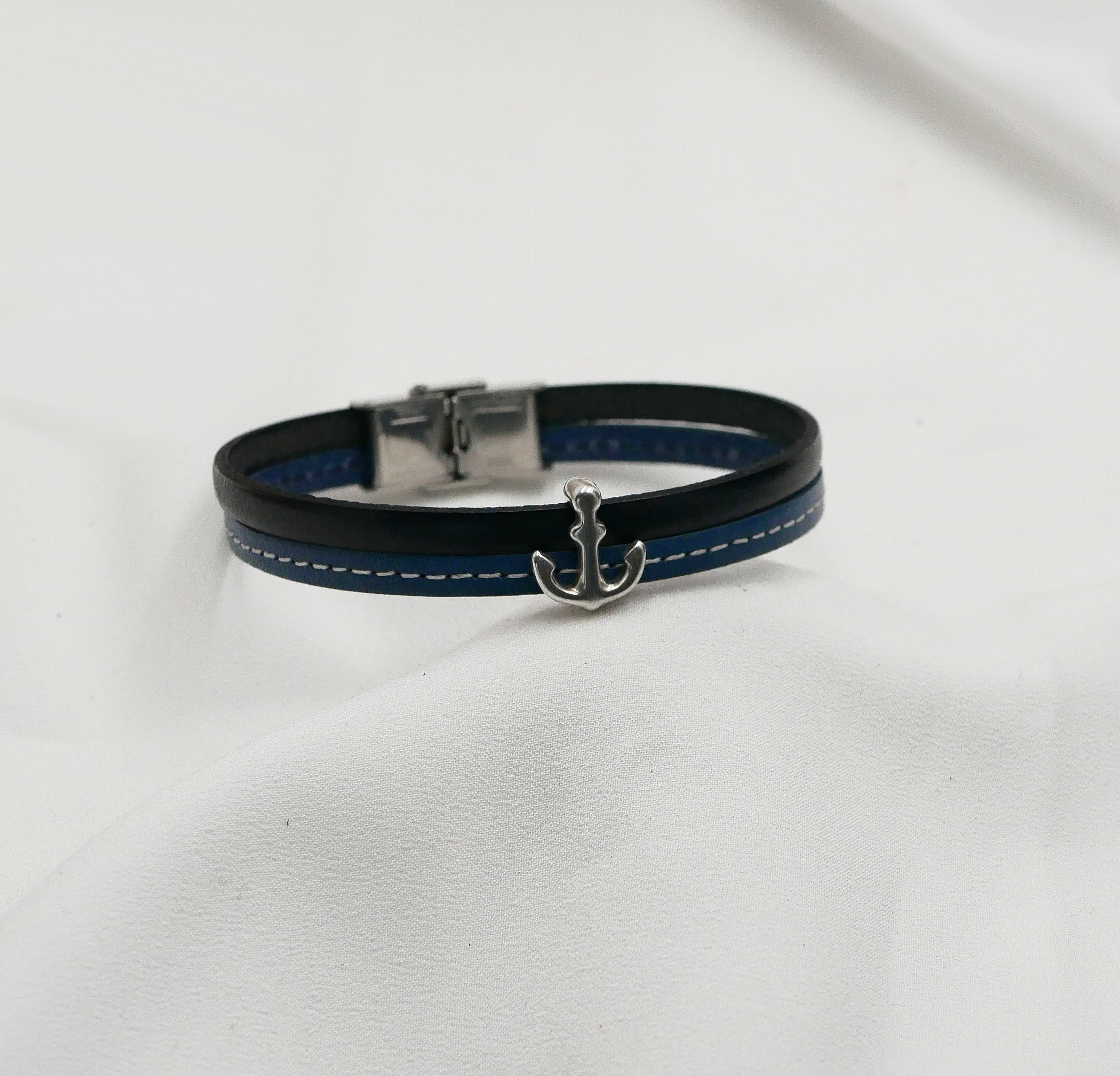 Bracelet homme en cuir bleu et noir avec ancre marine.