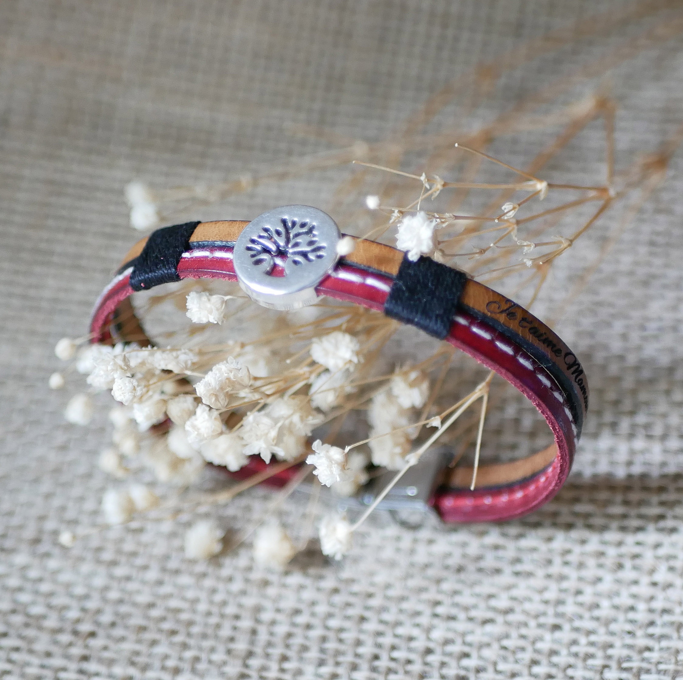 Bracelet homme en cuir rouge avec motif arbre de vie.