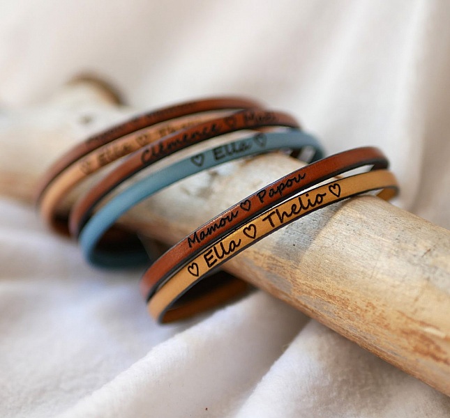 Bracelets homme en cuir personnalisables avec gravure de prénoms.