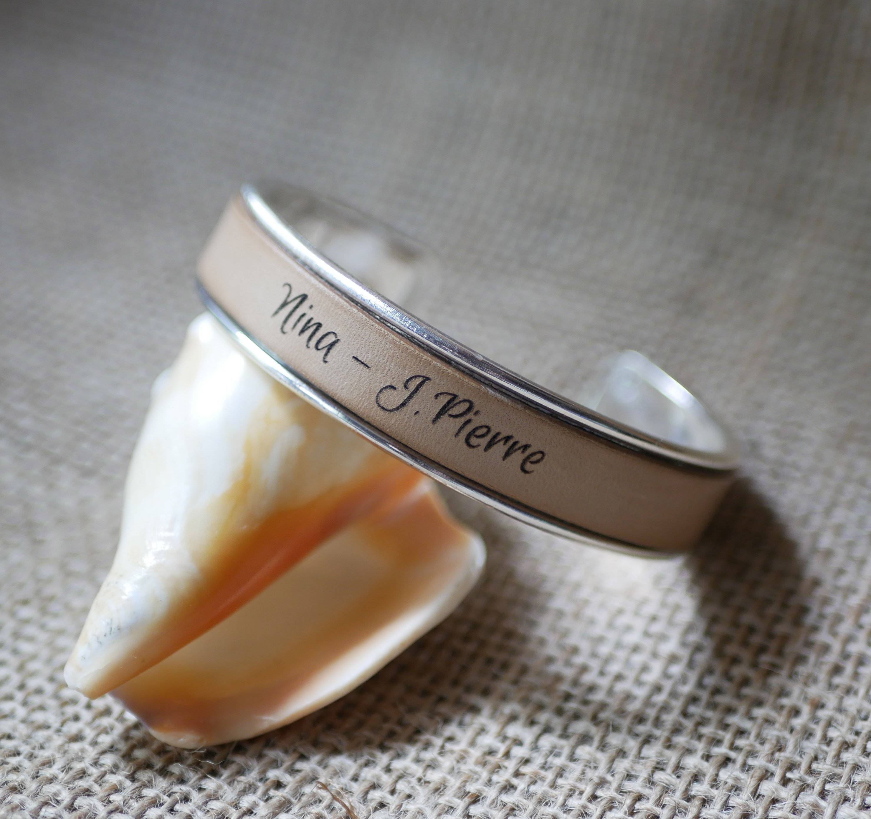 Leather bracelet personalized by engraving