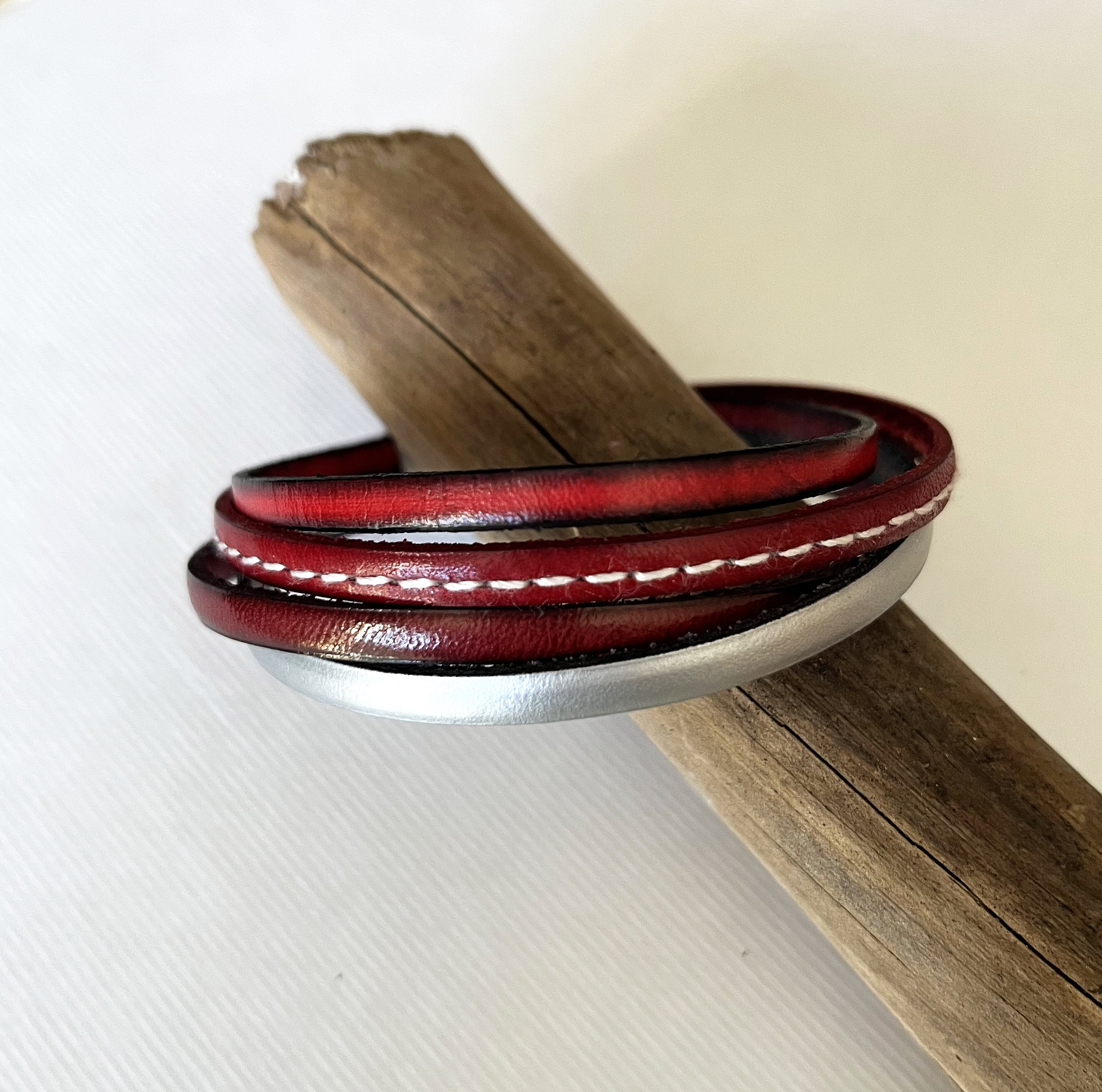 Bracelet manchette ajustable multi cuirs Rouges pour homme 