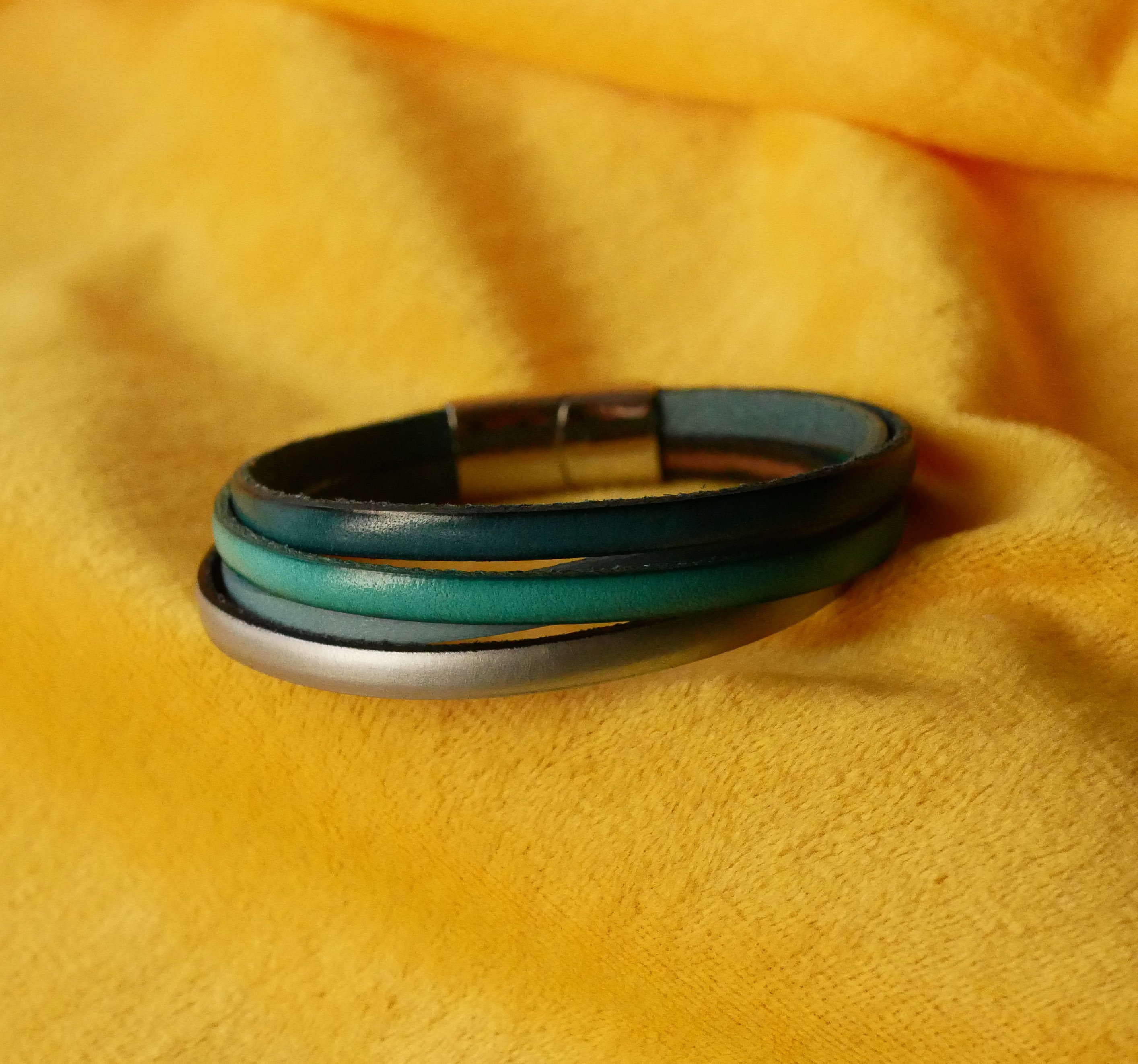 Cuff bracelet with 4 turquoise leathers