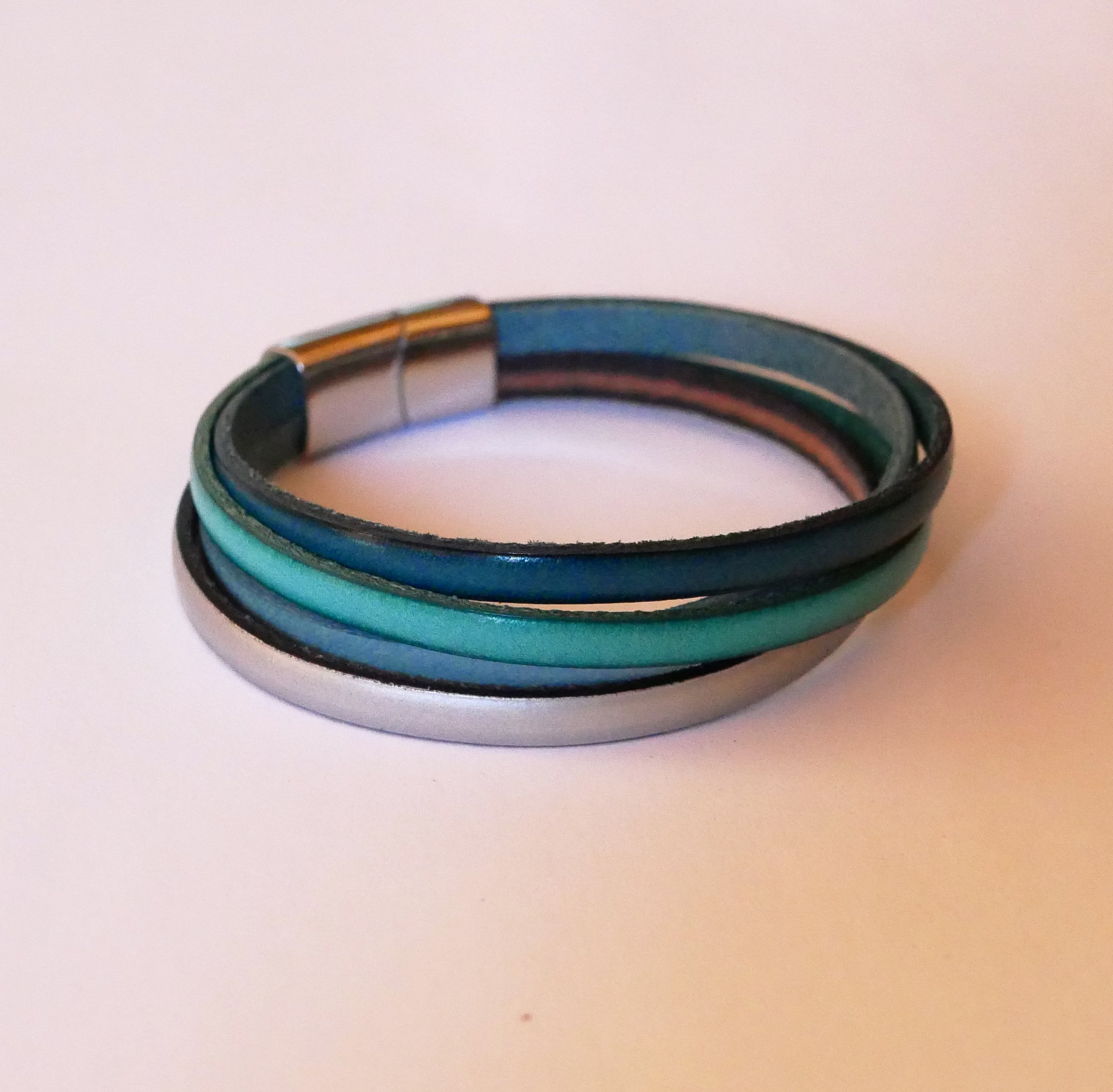 Cuff bracelet with 4 turquoise leathers